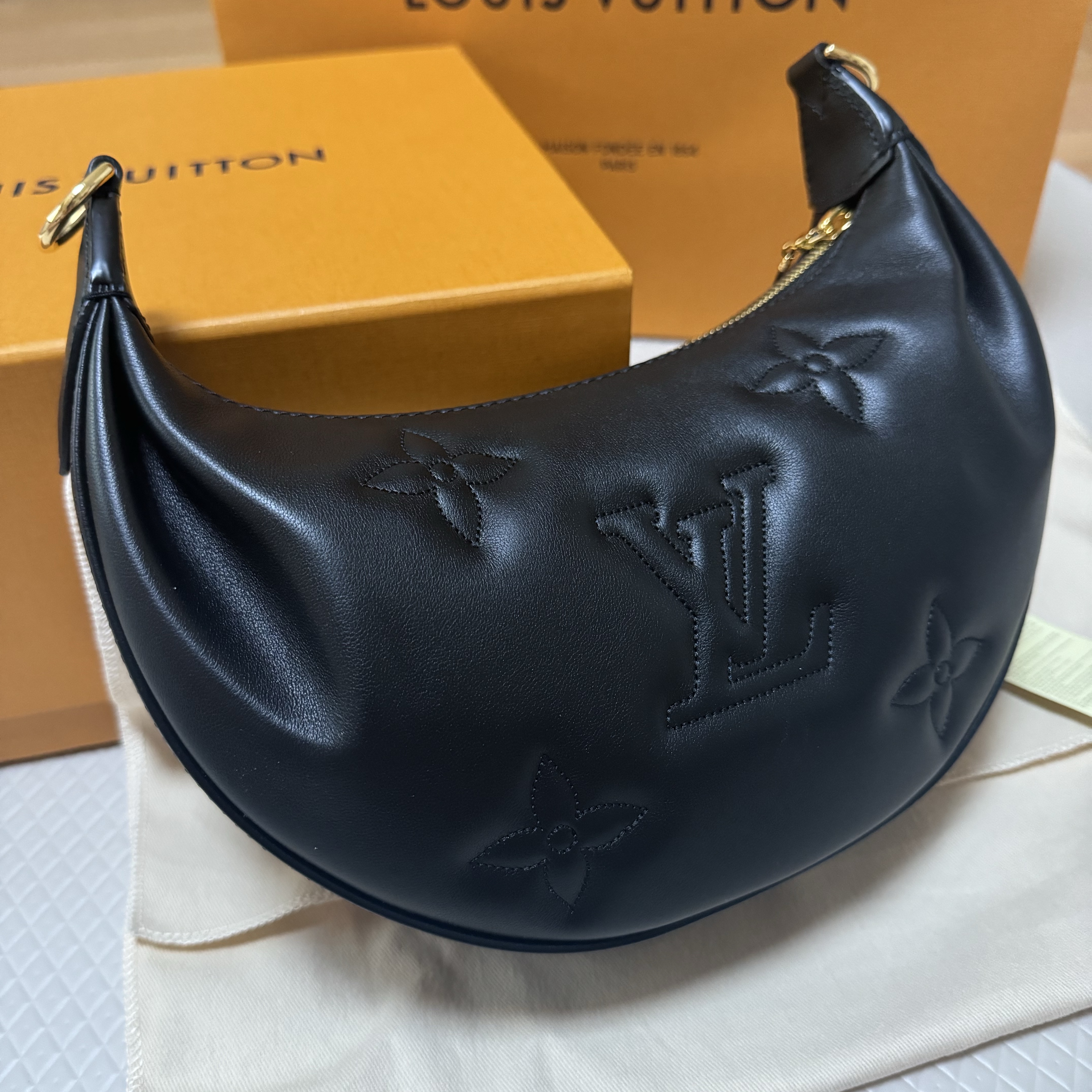 Louis Vuitton Over The Moon Black 착용 스타일