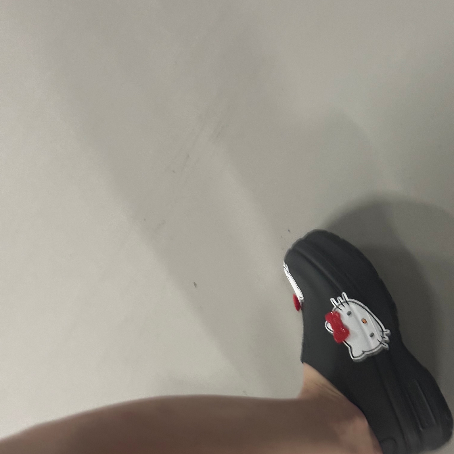 (W) Adidas x Hello Kitty Adifom Stan Smith Mules Core Black Red Cloud White 착용 스타일 - 2
