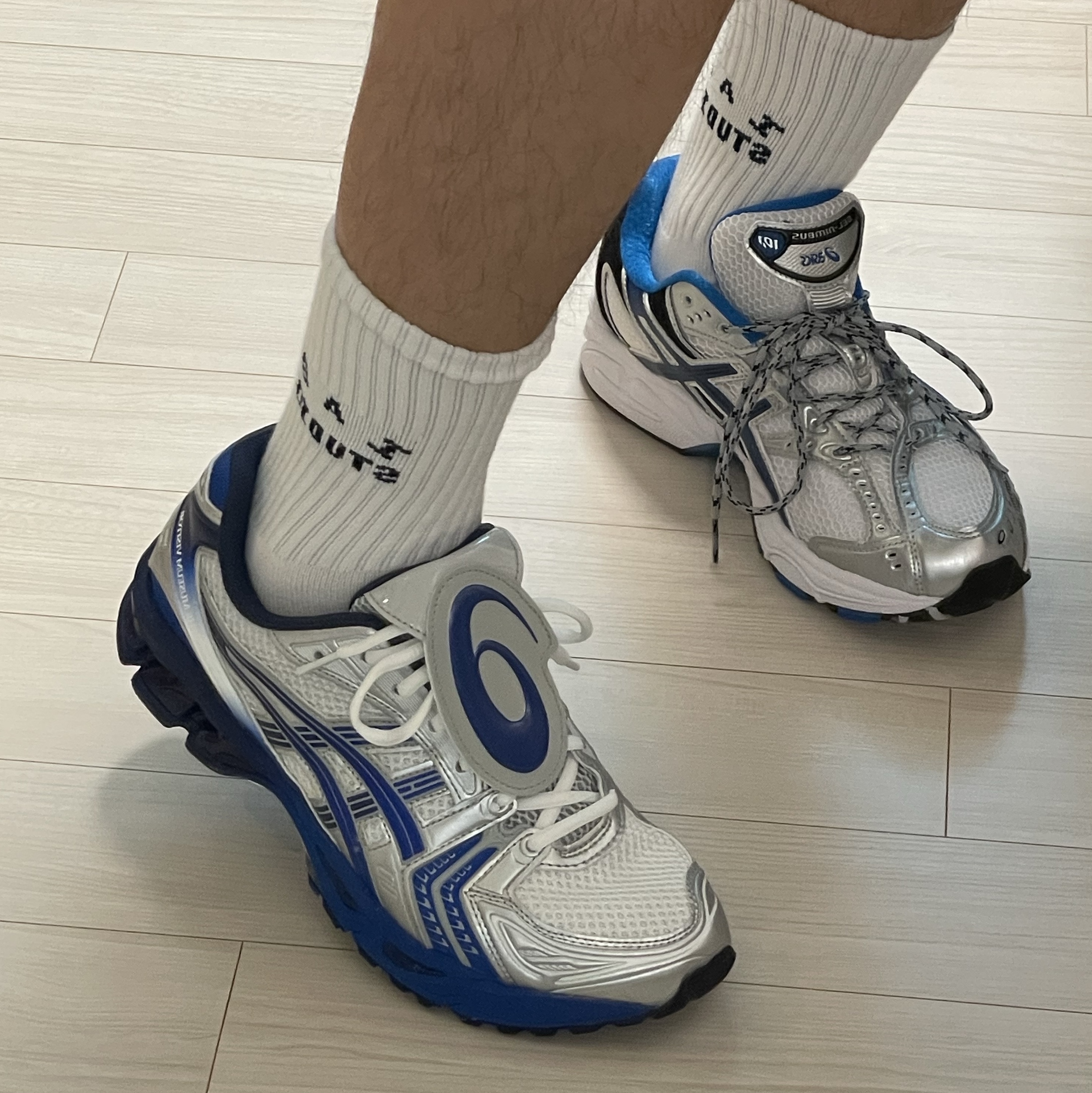Asics Gel-Nimbus 10.1 White Directoire Blue, Asics x The Museum Visitor Gel-Kayano 14 Polar Shade Illusion Blue 착용 스타일 - 5