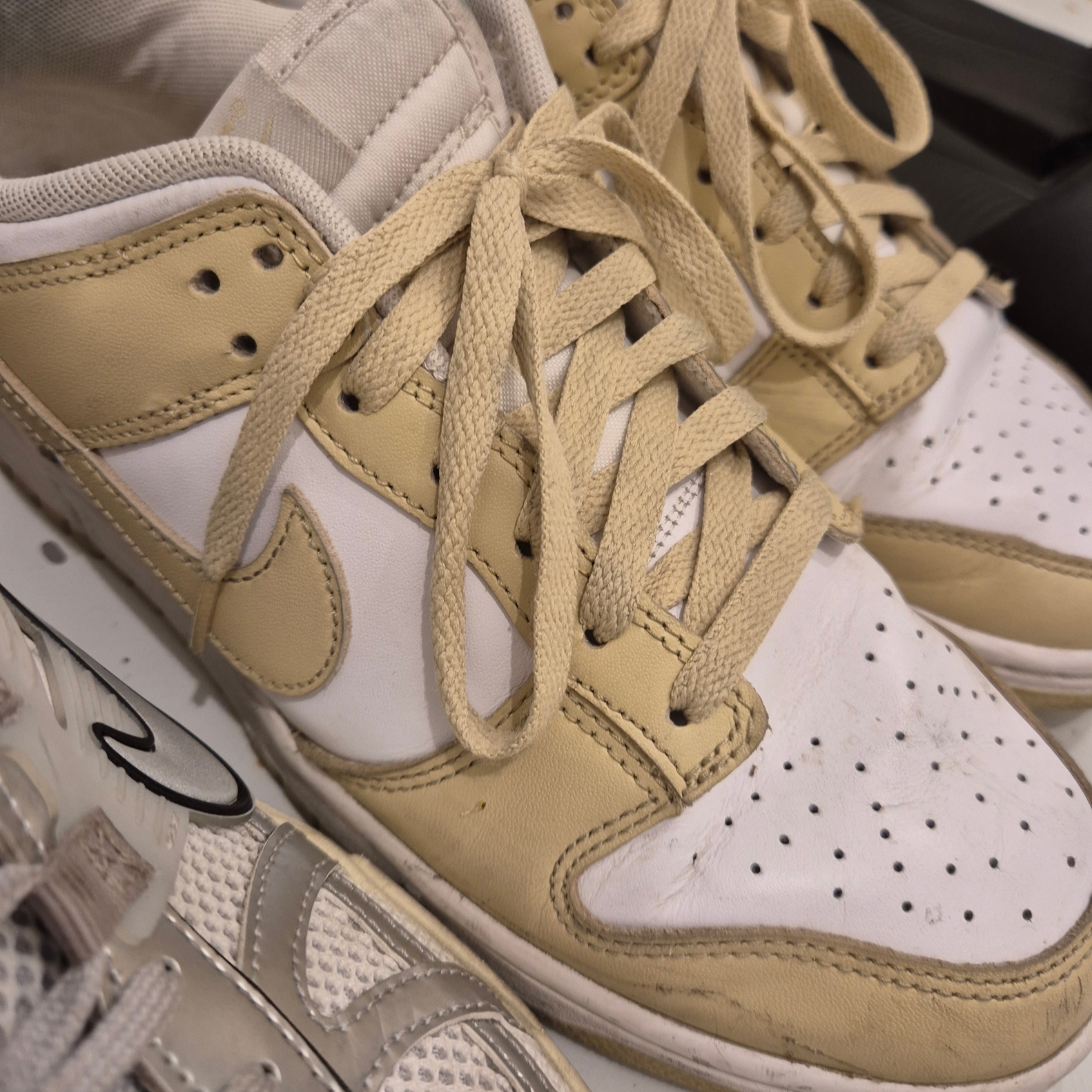 Nike Dunk Low Team Gold and White 착용 스타일