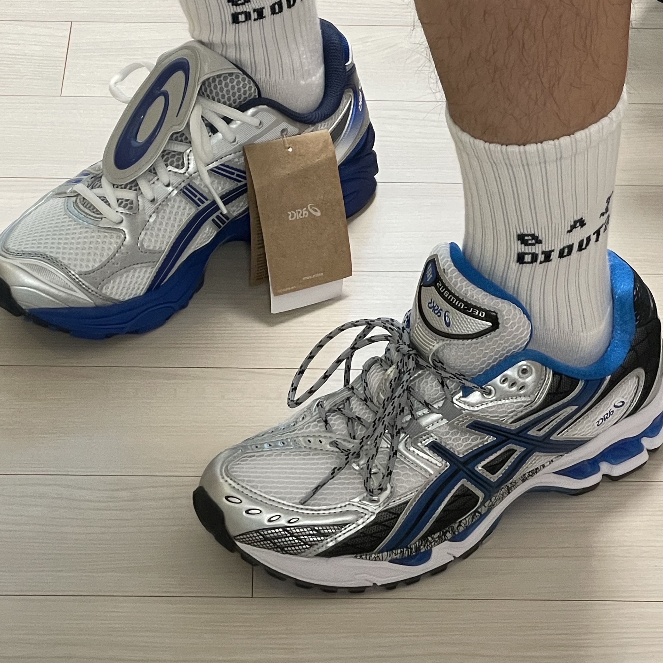 Asics Gel-Nimbus 10.1 White Directoire Blue, Asics x The Museum Visitor Gel-Kayano 14 Polar Shade Illusion Blue 착용 스타일 - 6
