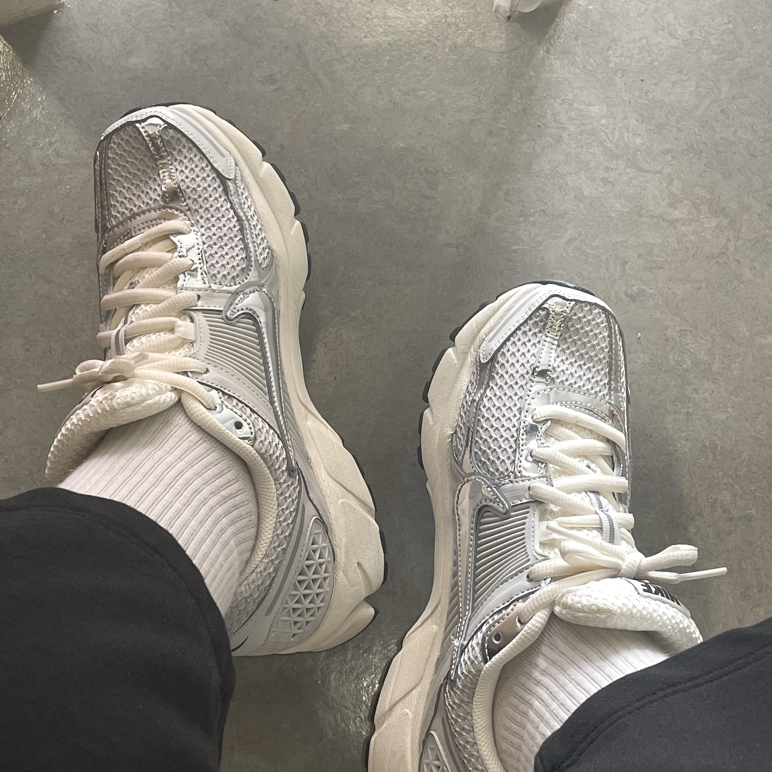 Nike Zoom Vomero 5 Photon Dust Gridiron 착용 스타일 - 2