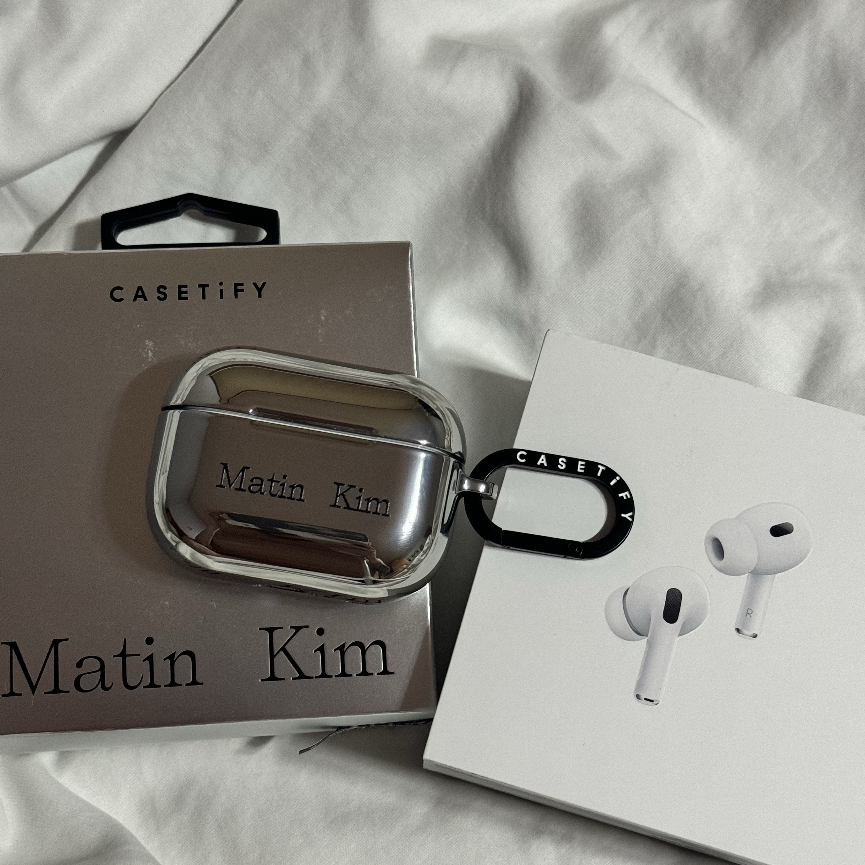 Casetify x Matin Kim iPhone Basic Logo AirPods AirPods Pro 1st/2nd Gen Case Silver 착용 스타일