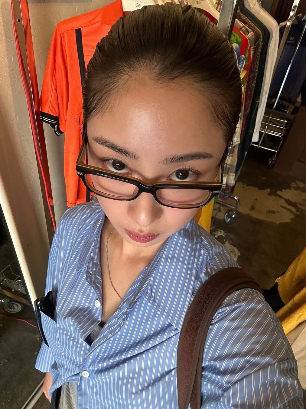 Siyazu SITP5100 Loose Fit Stripe Shirts Light Blue 착용 스타일