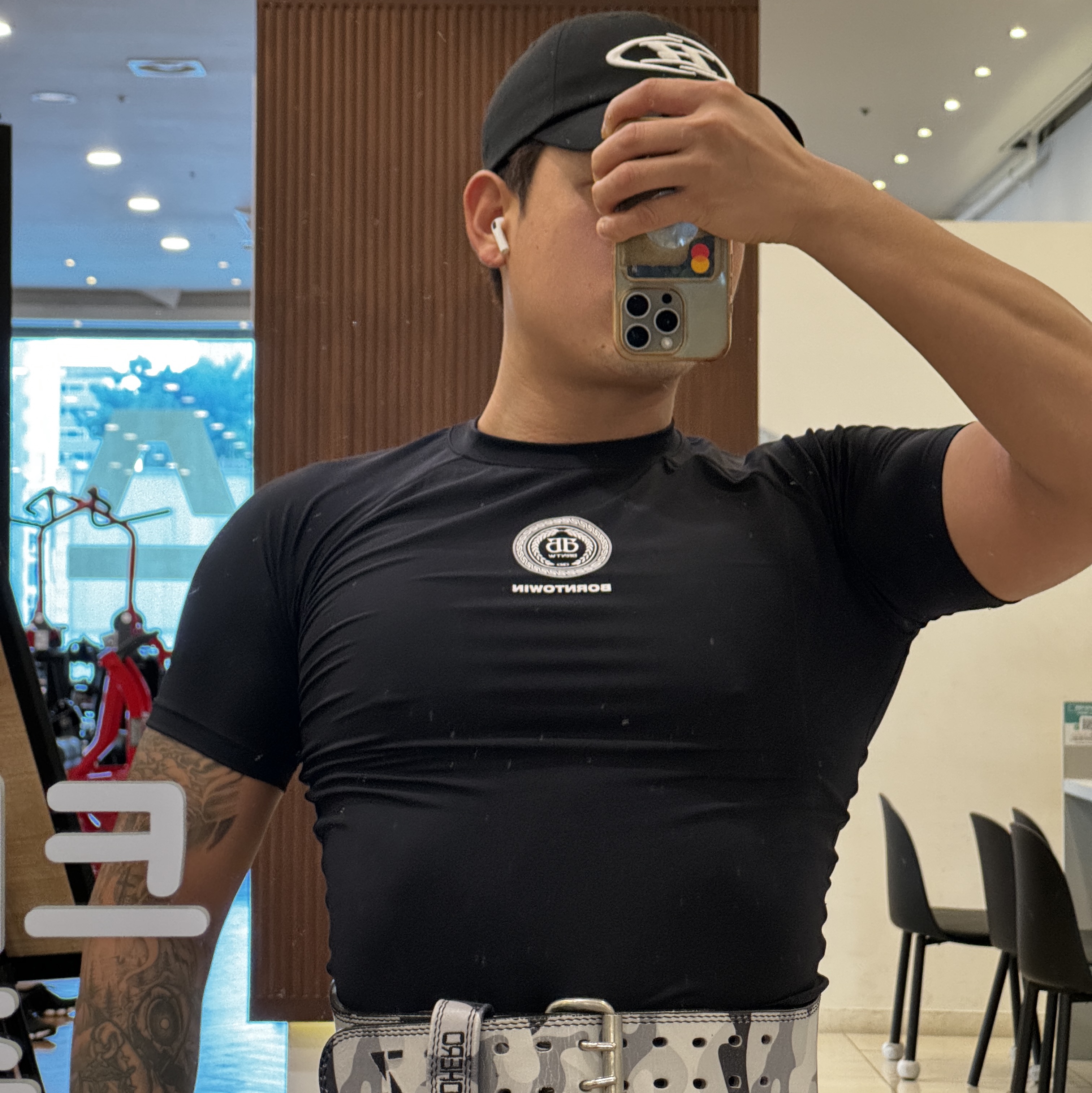 BORN TO WIN B Symbol Logo Ball Cap Black, BORN TO WIN Heritage Emblem Muscle Fit T-Shirts Black 착용 스타일 - 1