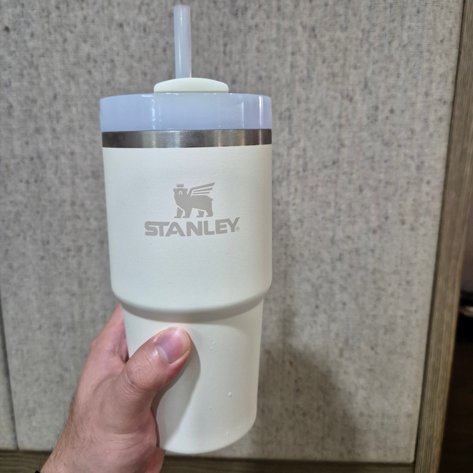 Stanley The Quencher H2.0 Flowstate Tumbler 887ml Cream 2.0 착용 스타일