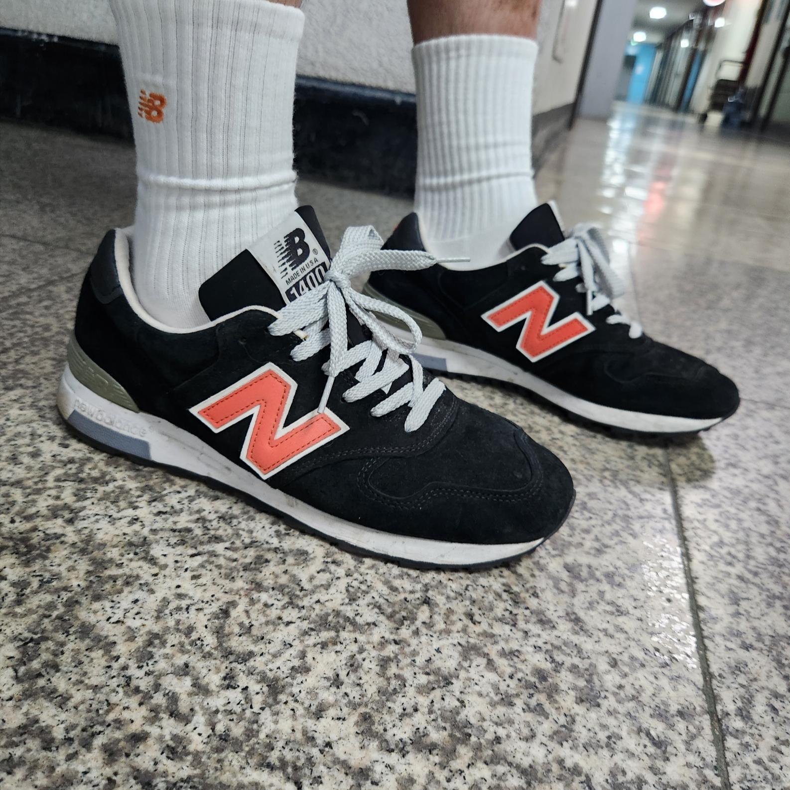 New Balance x J.Crew 1400 Made in USA Black Orange 착용 스타일