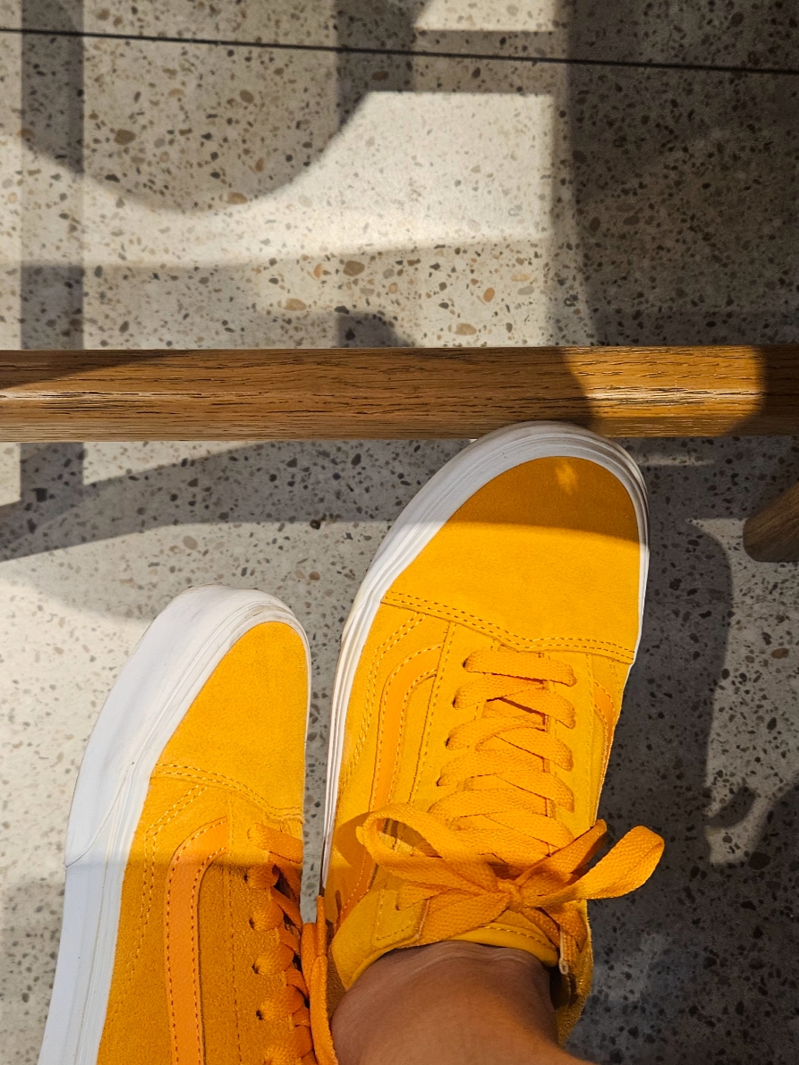 Vans Old Skool Yellow, Vans ComfyCush Old Skool Black True white 착용 스타일 - 1