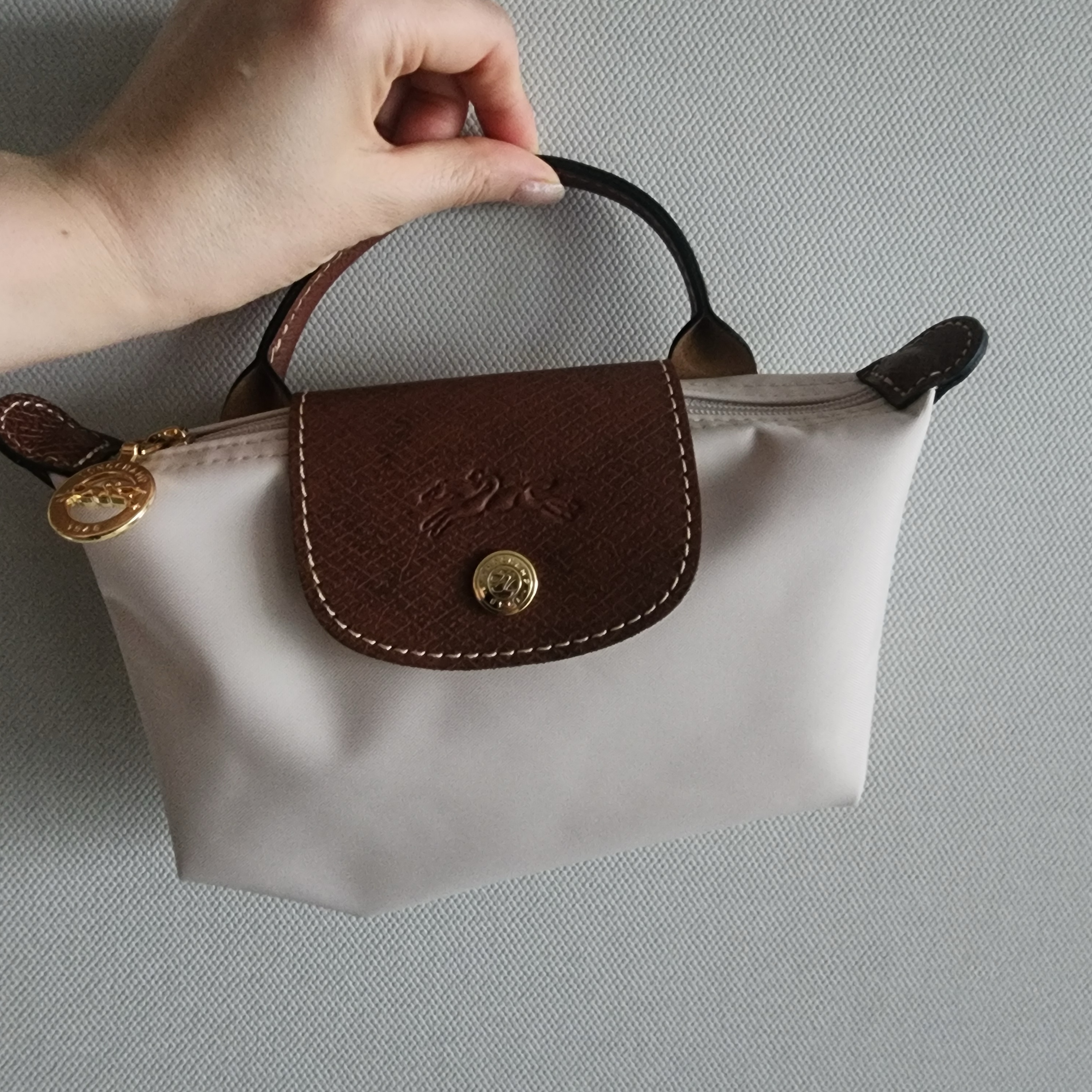 Longchamp Le Pliage Original Handle Pouch Paper 착용 스타일