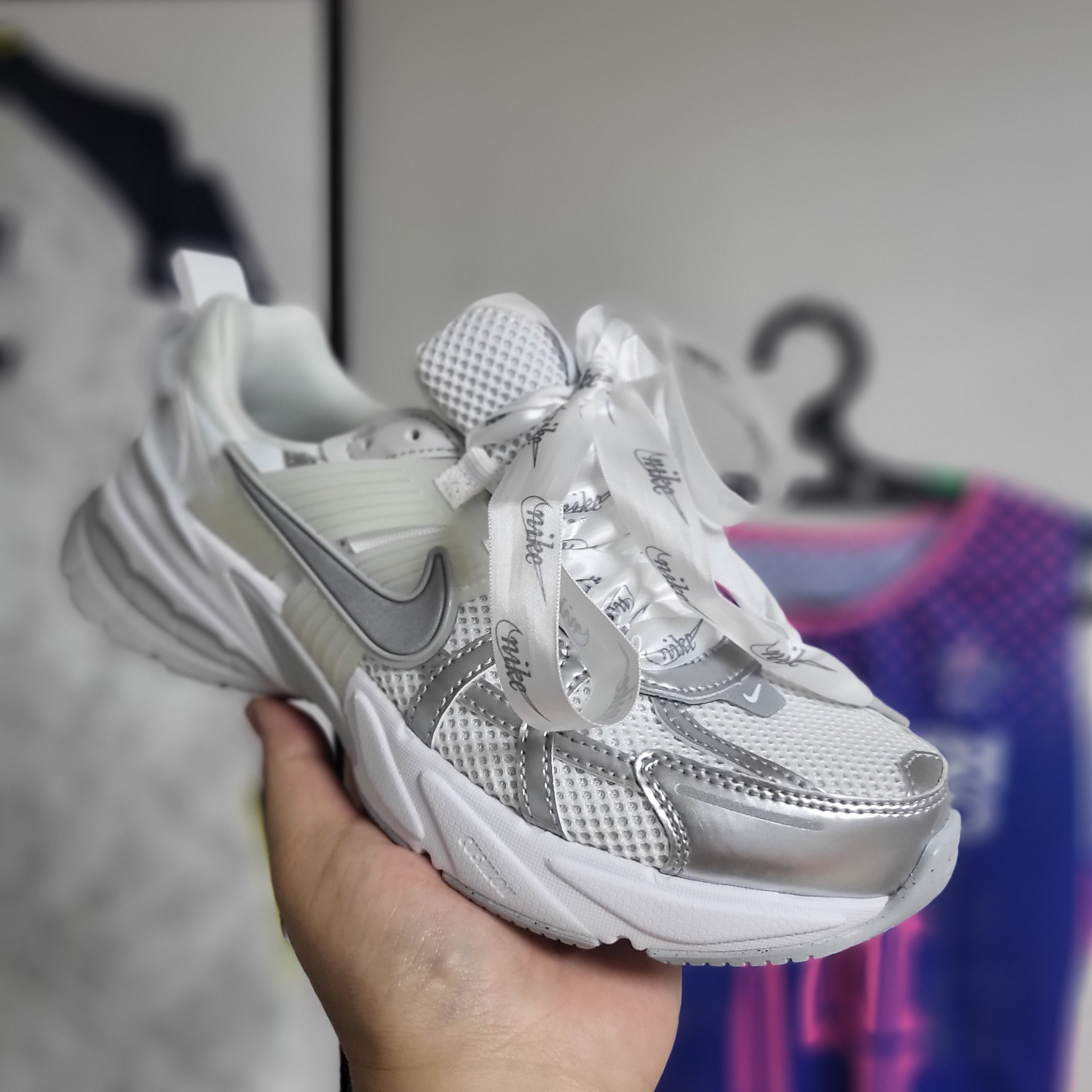 Nike V2K Run Metallic Silver White 착용 스타일