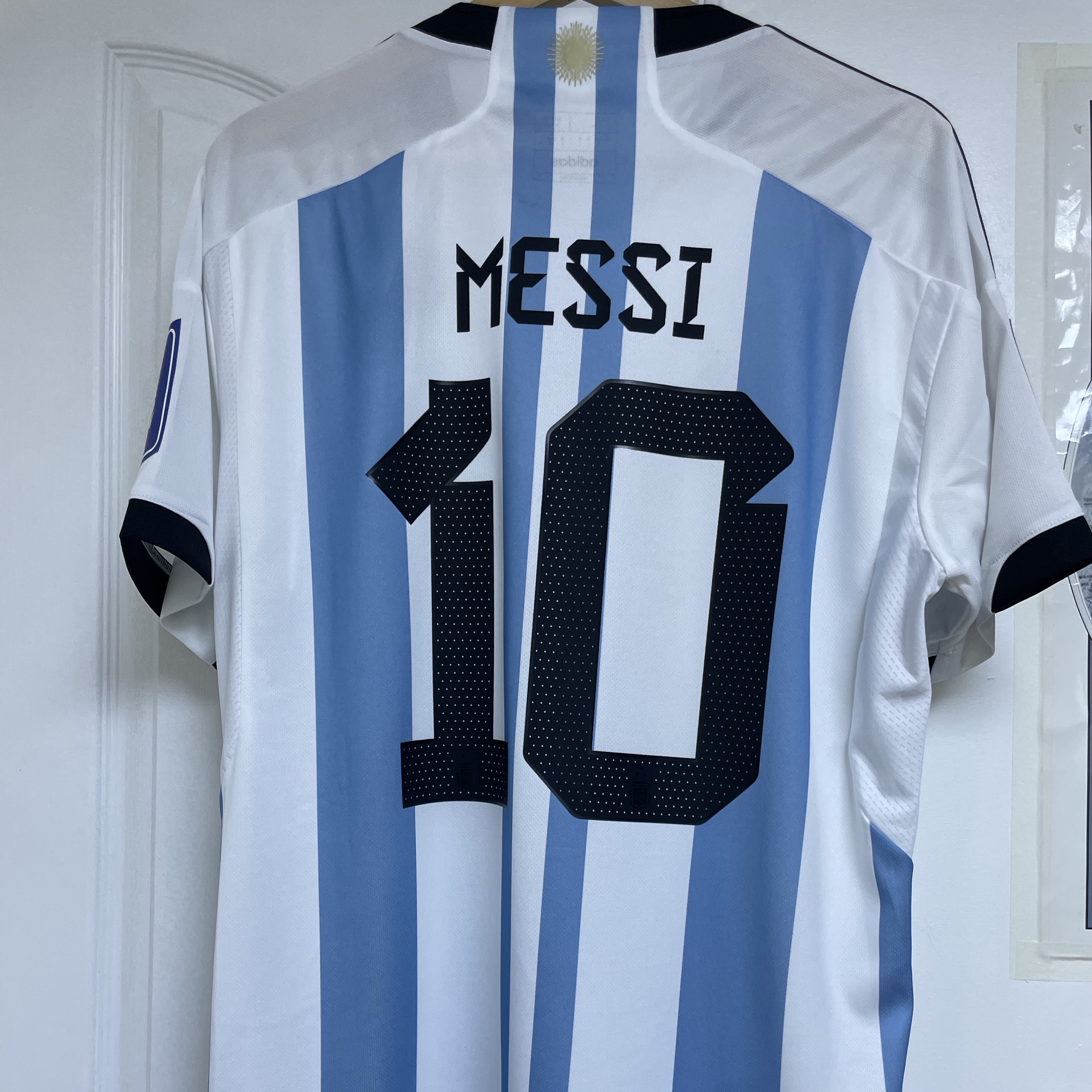 Adidas Argentina Home Jersey 2022 Winners 3-Star White Light Blue - US Sizing (Non Marking Ver.) 착용 스타일 - 4