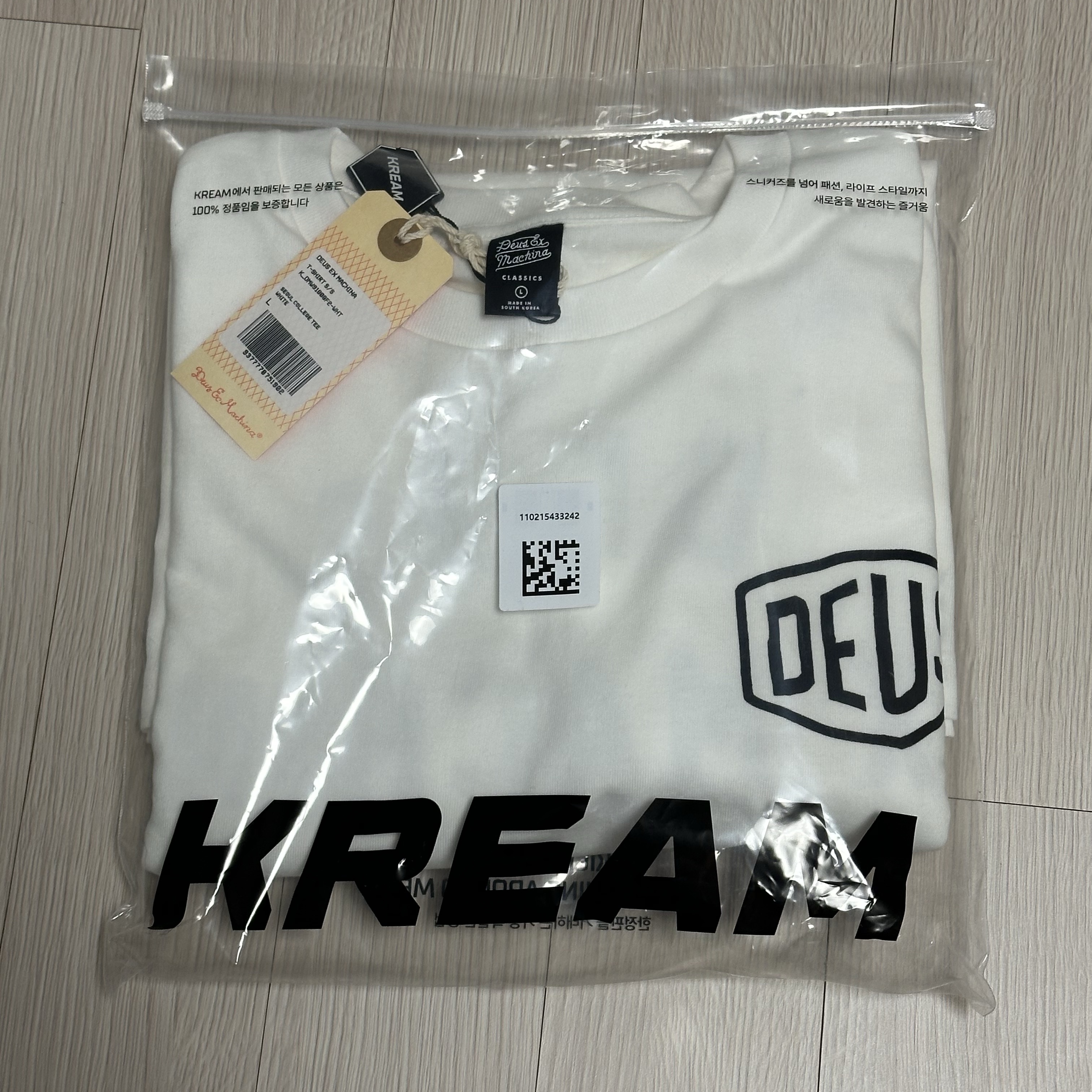 Deus Ex Machina Seoul College T-Shirt White 착용 스타일 - 1