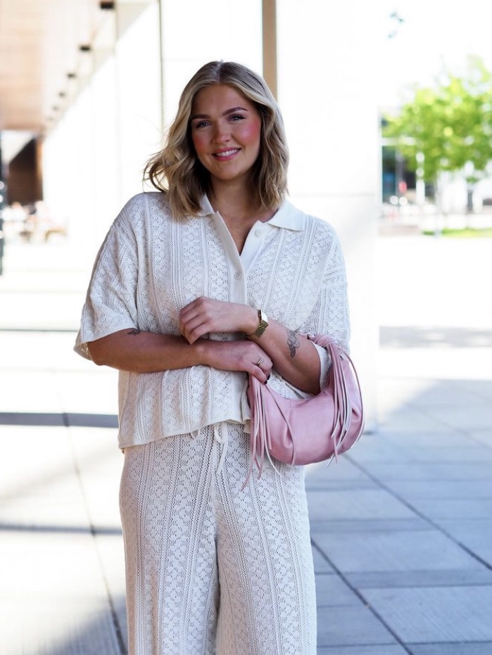 Holzweiler Women Loch Crochet Knit Shirt White 착용 스타일 - 2