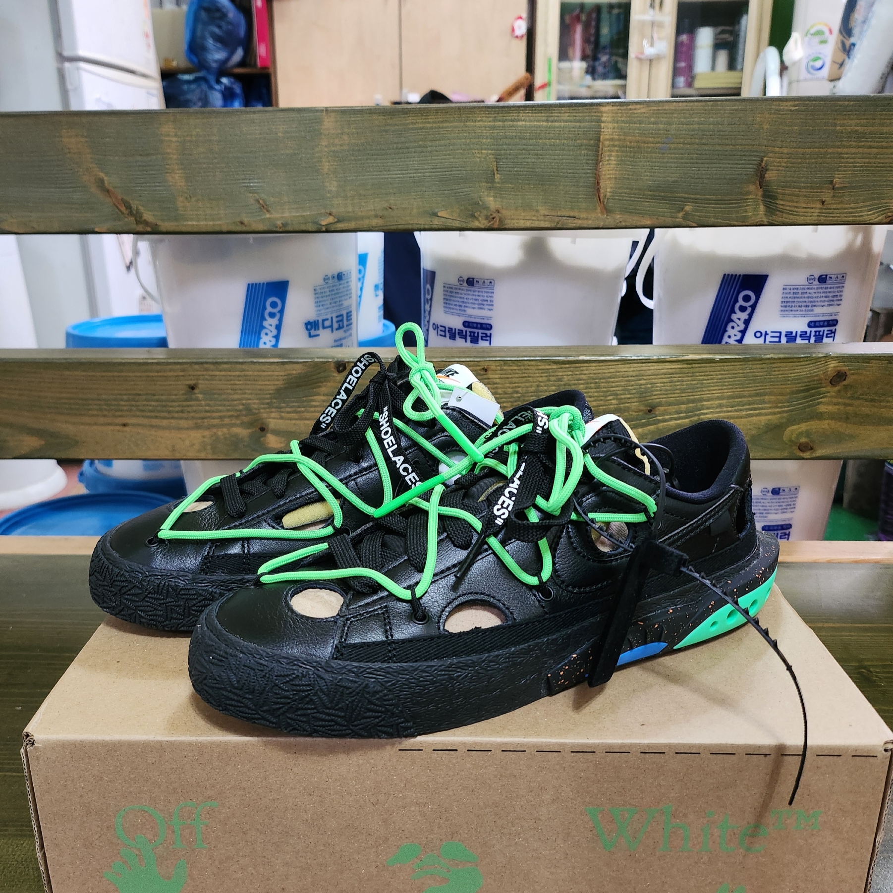 Nike x Off-White Blazer Low '77 Black and Electro Green 착용 스타일