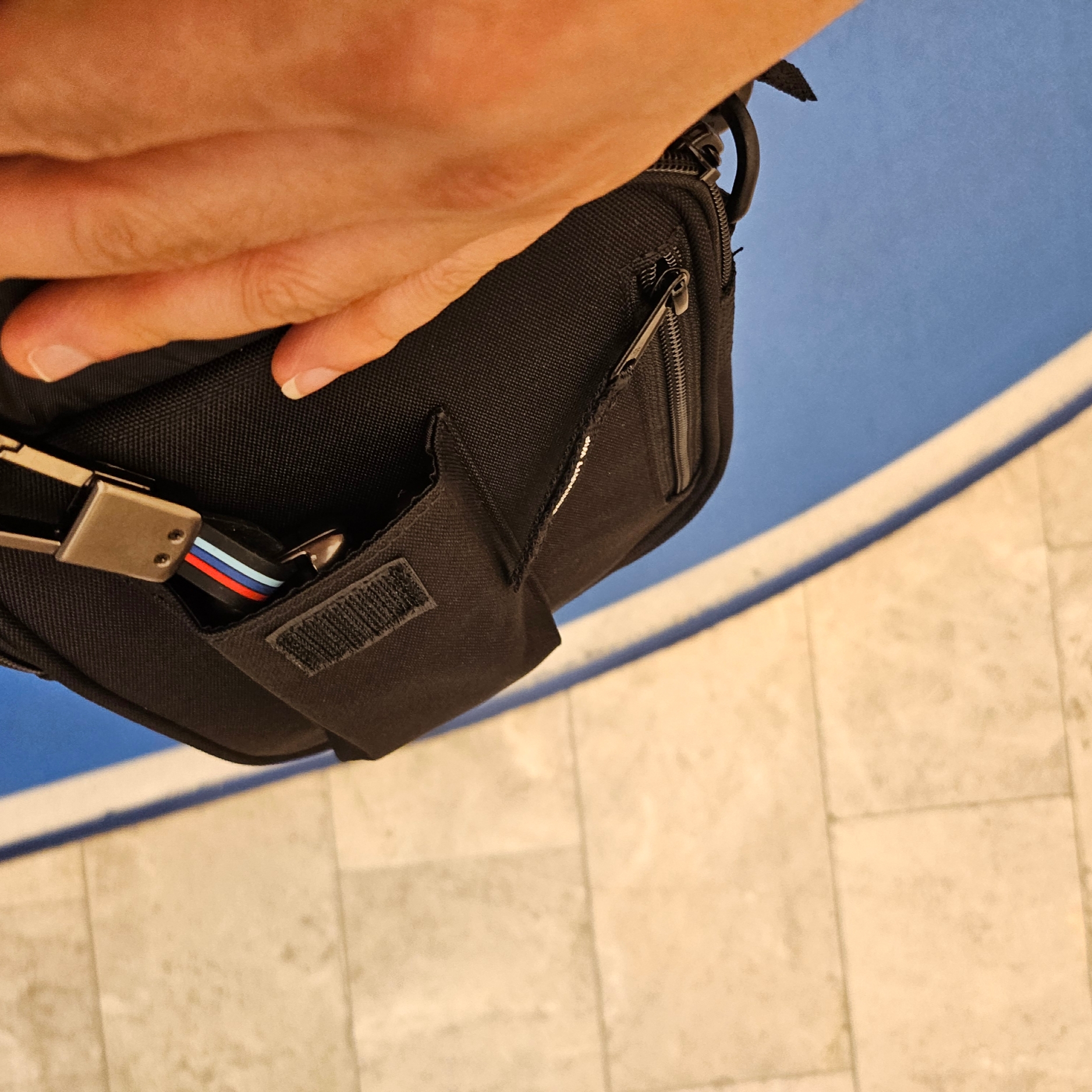 Carhartt WIP Essentials Bag Black 착용 스타일 - 3
