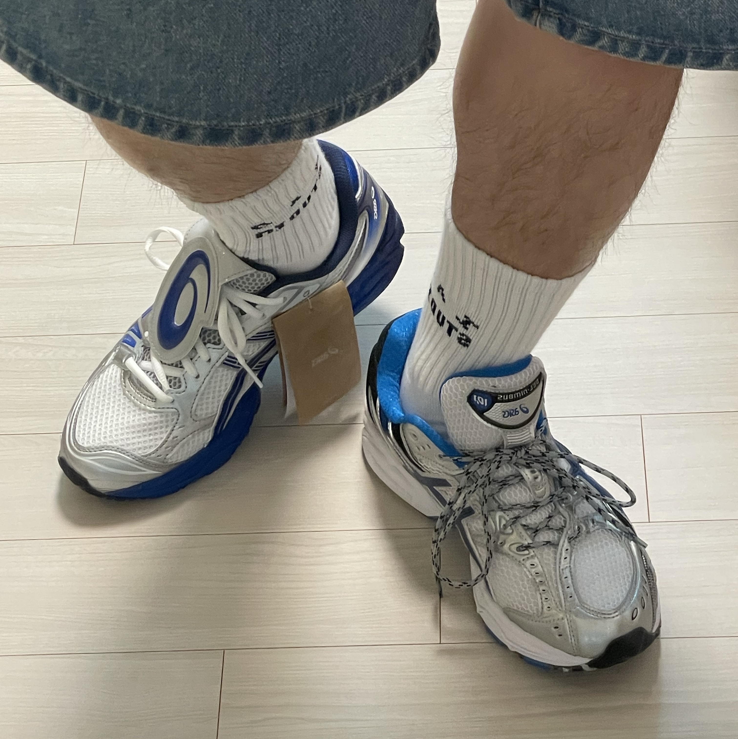 Asics Gel-Nimbus 10.1 White Directoire Blue, Asics x The Museum Visitor Gel-Kayano 14 Polar Shade Illusion Blue 착용 스타일 - 2