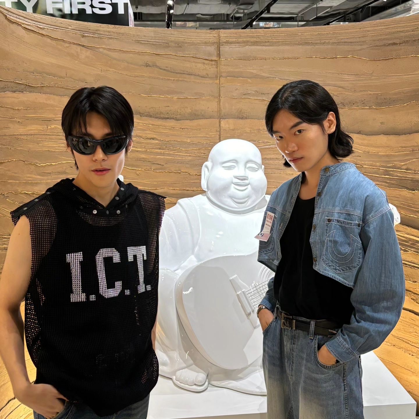 True Religion x Icyto Danger Net Sleeveless Black 착용 스타일