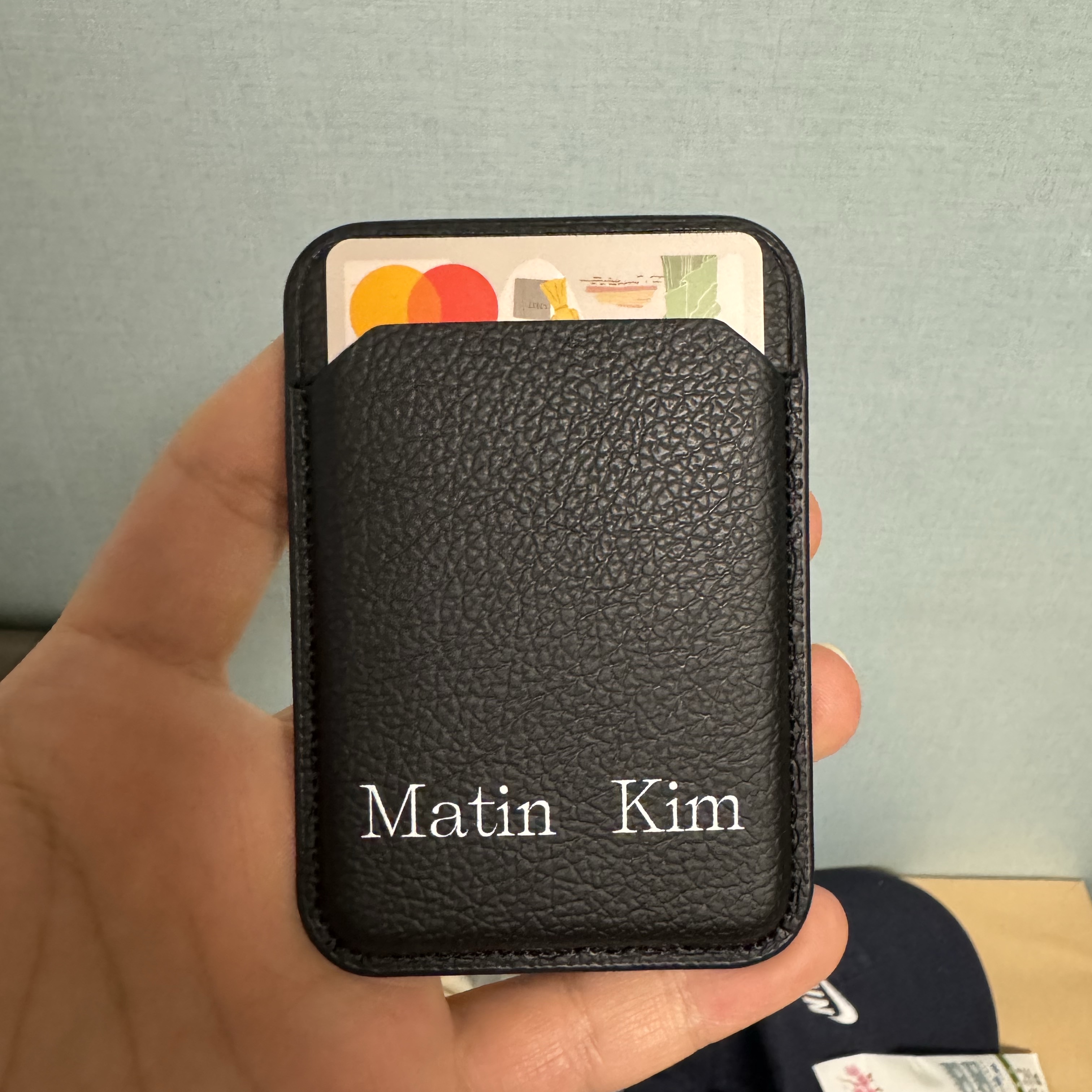 Casetify x Matin Kim Basic Logo MagSafe Wallet Black 착용 스타일 - 2