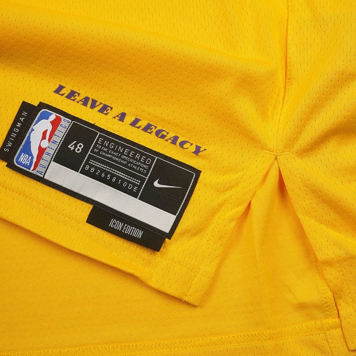 Nike LeBron James LA Lakers Icon Edition Jersey Amarillo 착용 스타일 - 2