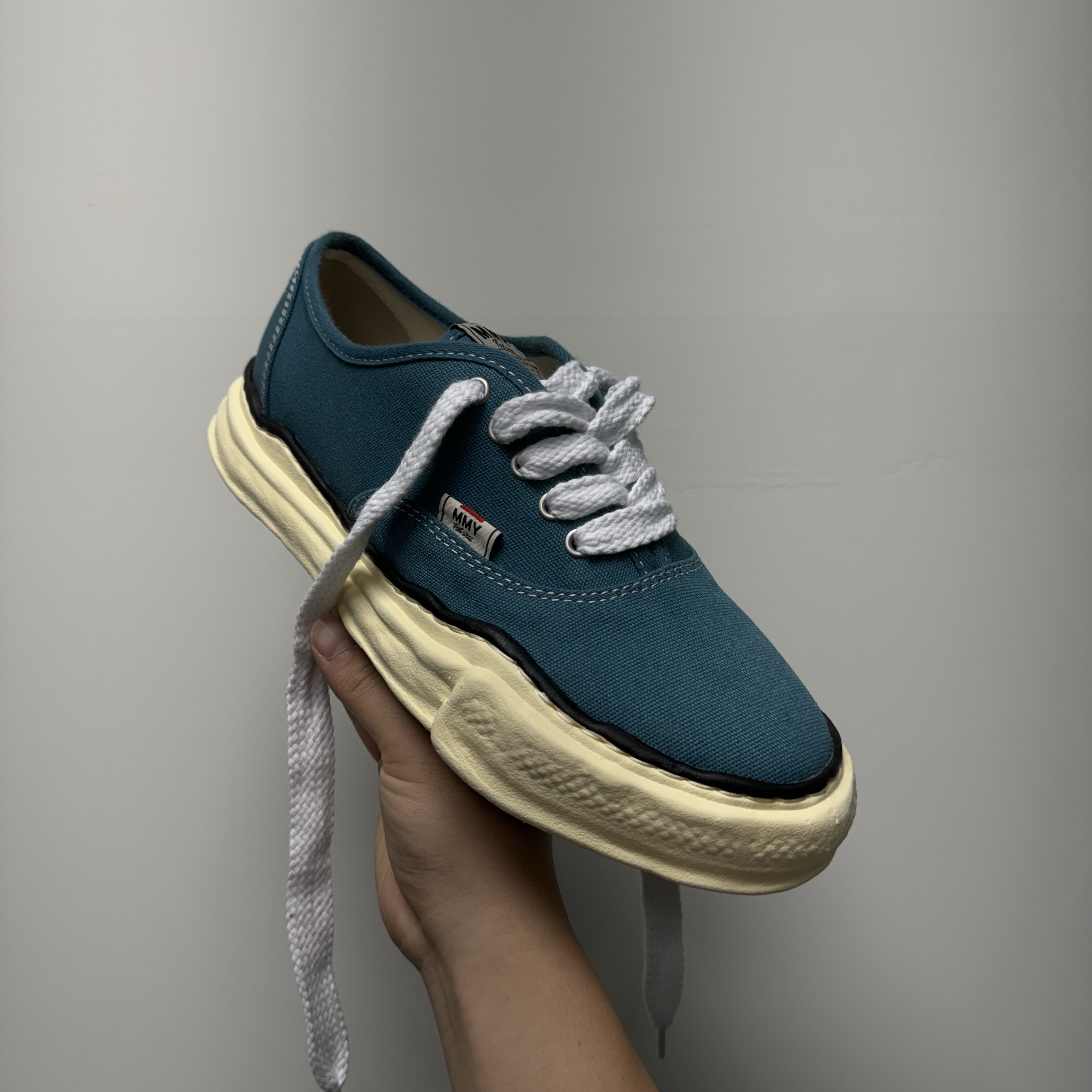 Maison Mihara Yasuhiro Baker OG Sole OD Canvas Low-top Sneakers Blue 착용 스타일