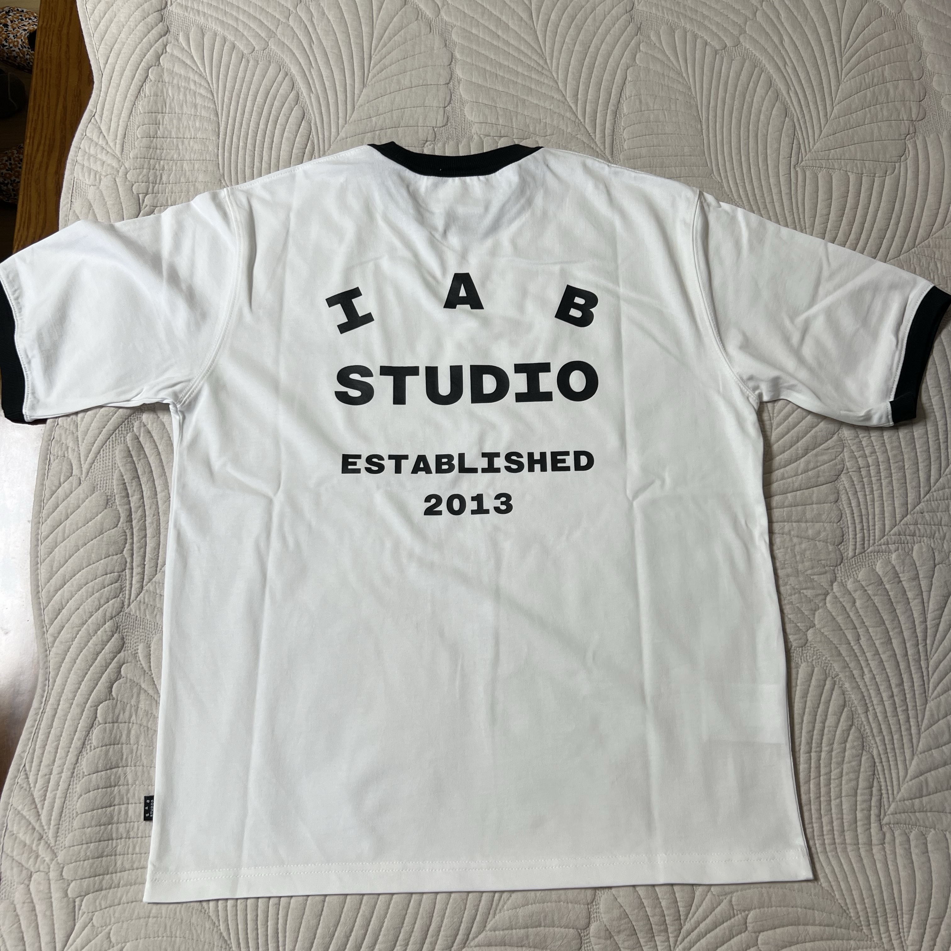 IAB Studio Established T-Shirt White Black 착용 스타일 - 2