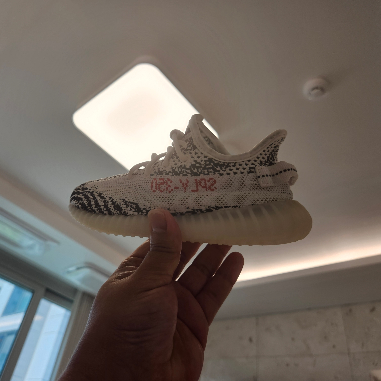 (Kids) Adidas Yeezy Boost 350 V2 Zebra 착용 스타일