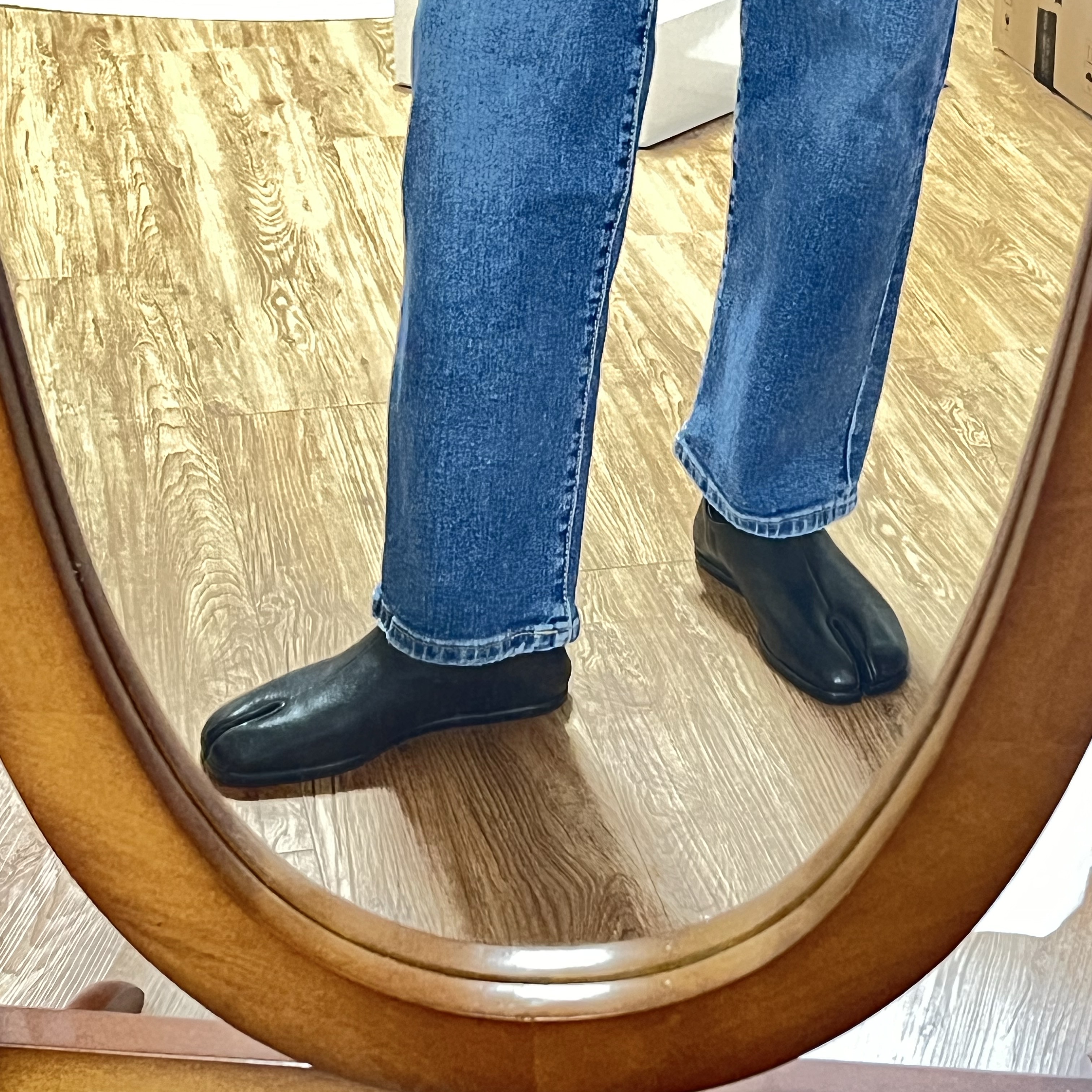 (W) Maison Margiela Slip-On Tabi Shoes Black 착용 스타일