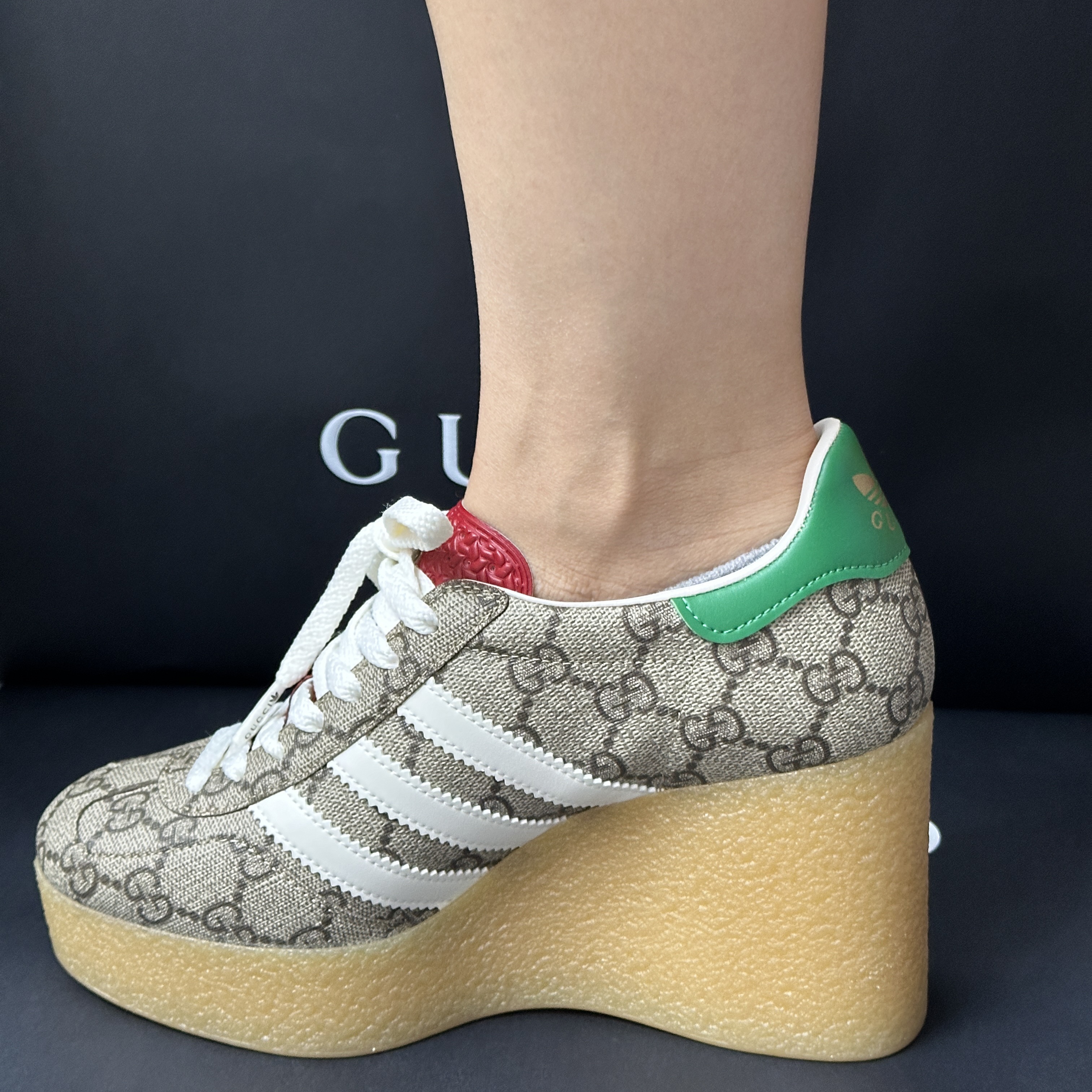 (W) Gucci x Adidas Wedge Gazelle Sneaker Beige Ebony GG Supreme Canvas 착용 스타일