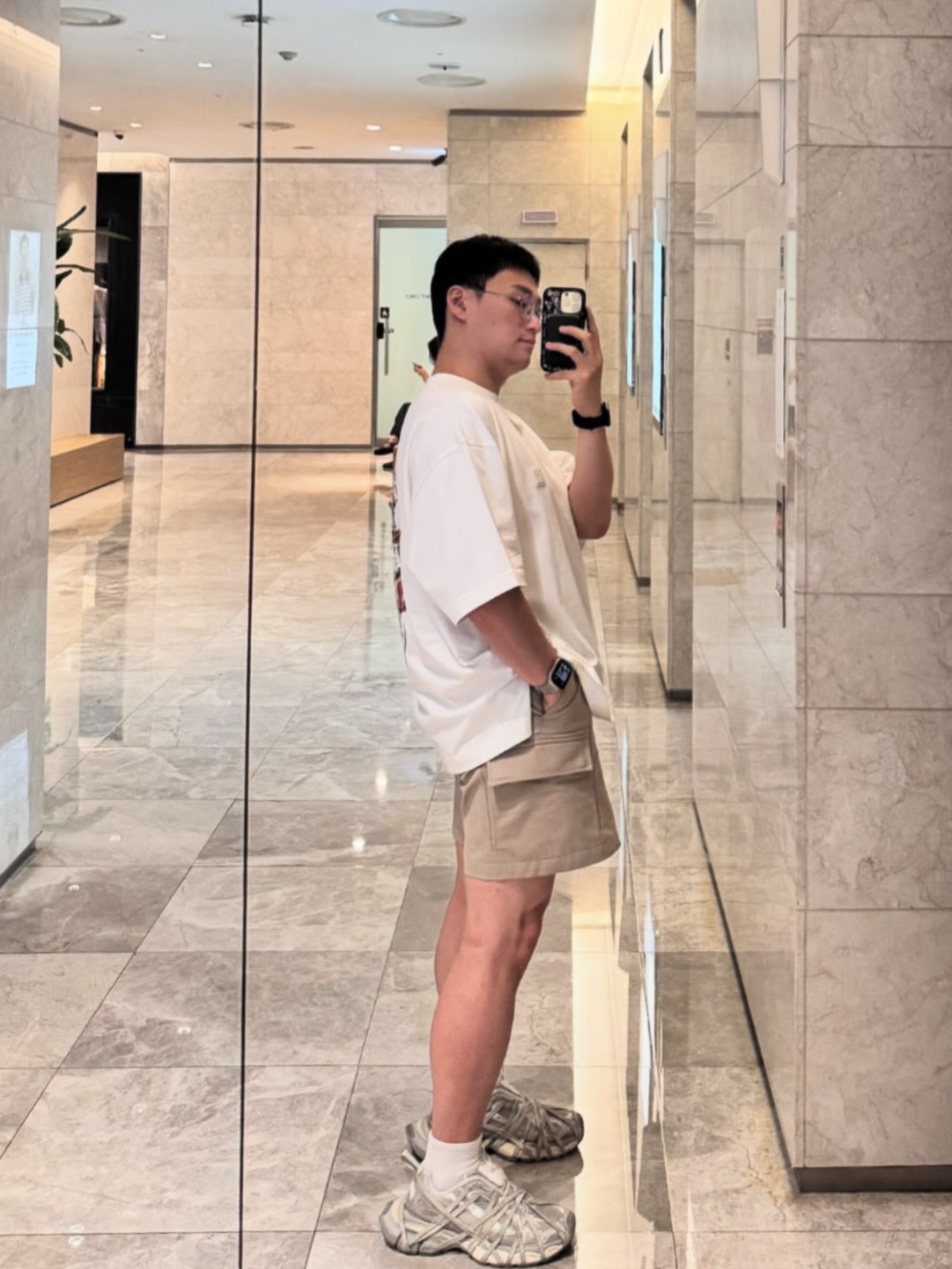Wooyoungmi City Graphic T-Shirt Ivory - 24FW, Balenciaga 3XL Extreme Lace Sneakers Egg Shell 착용 스타일 - 3