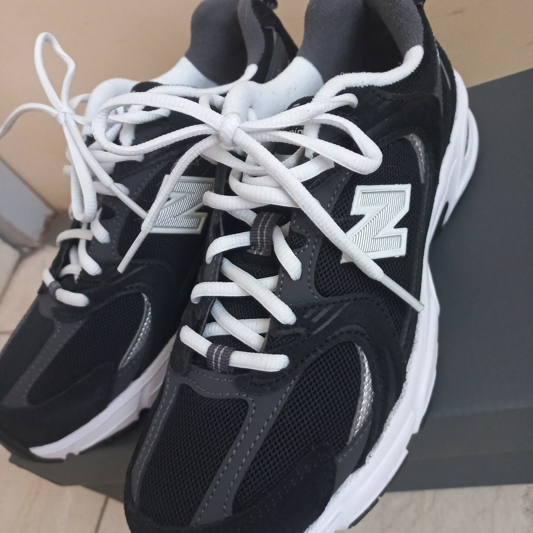 New Balance 530 Classic Black 착용 스타일