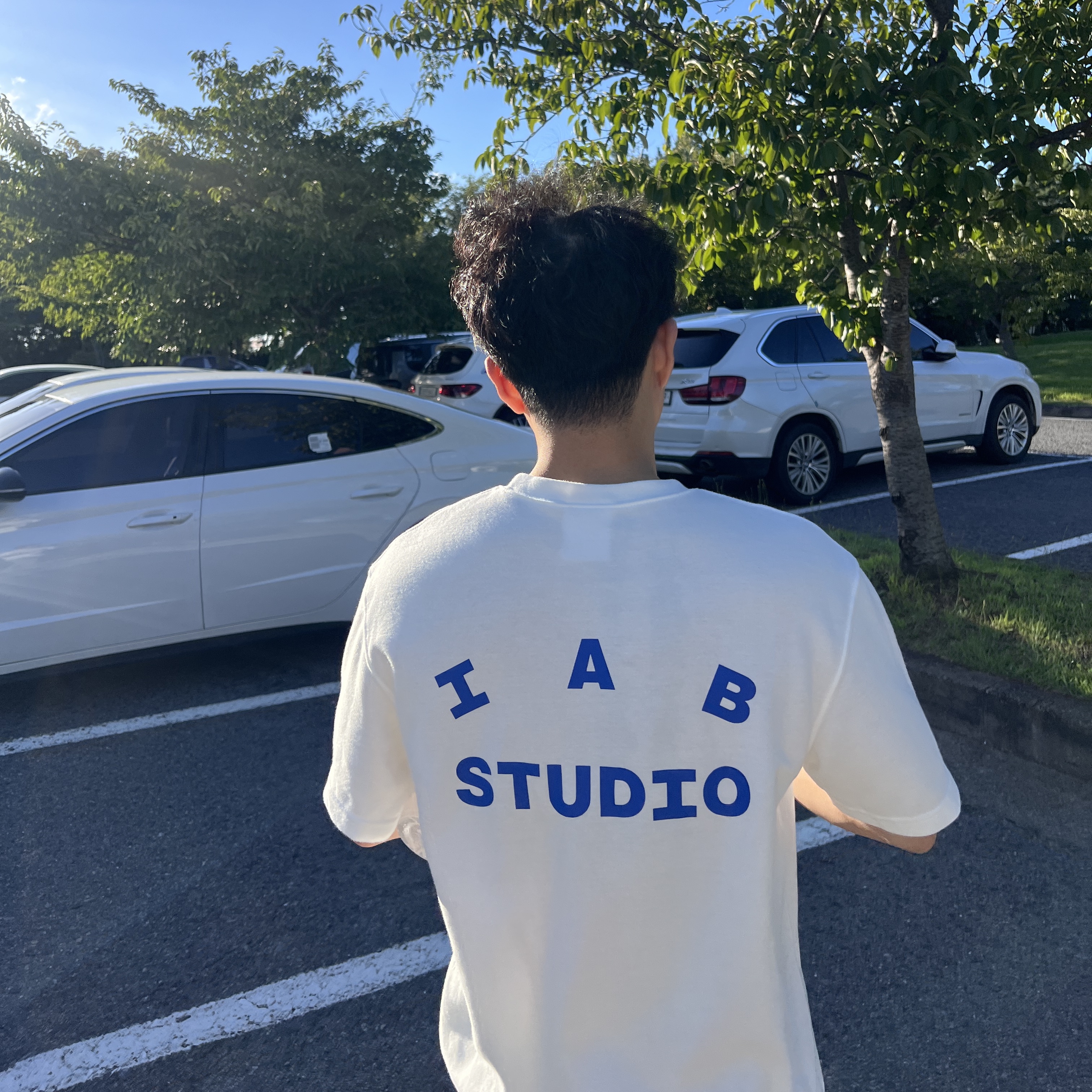 IAB Studio 10th Anniversary T-Shirt White 착용 스타일 - 2