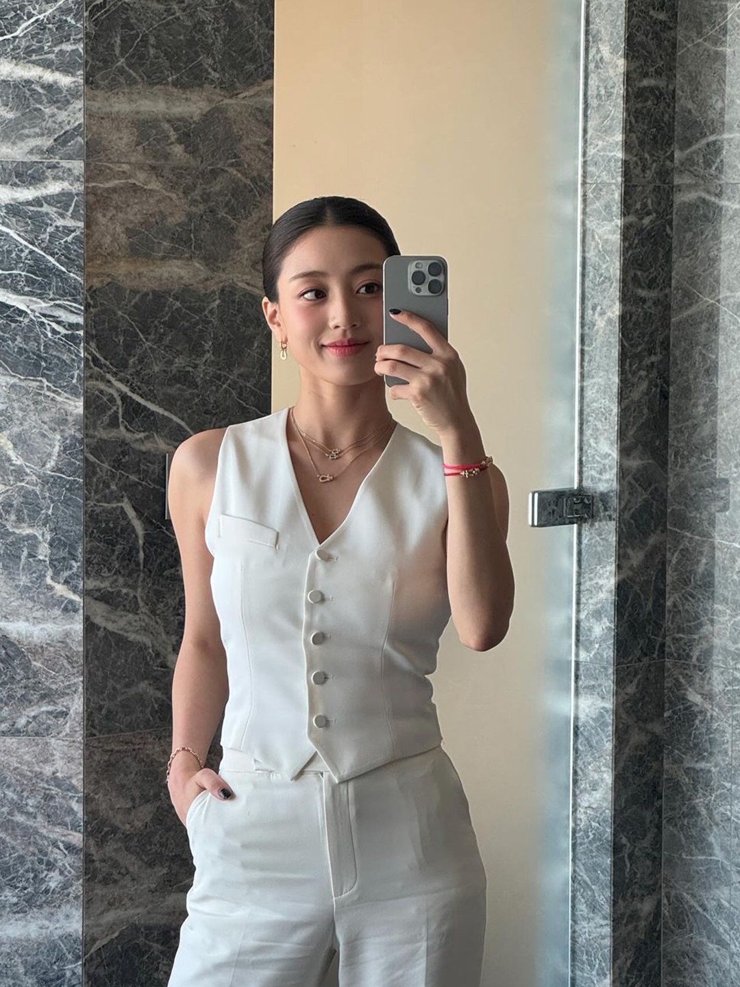Supreme x MM6 Maison Margiela Washed Cotton Suit Vest Cream - 24SS, Jacquemus Le Gilet Lace Cargo Vest Off White 착용 스타일 - 2