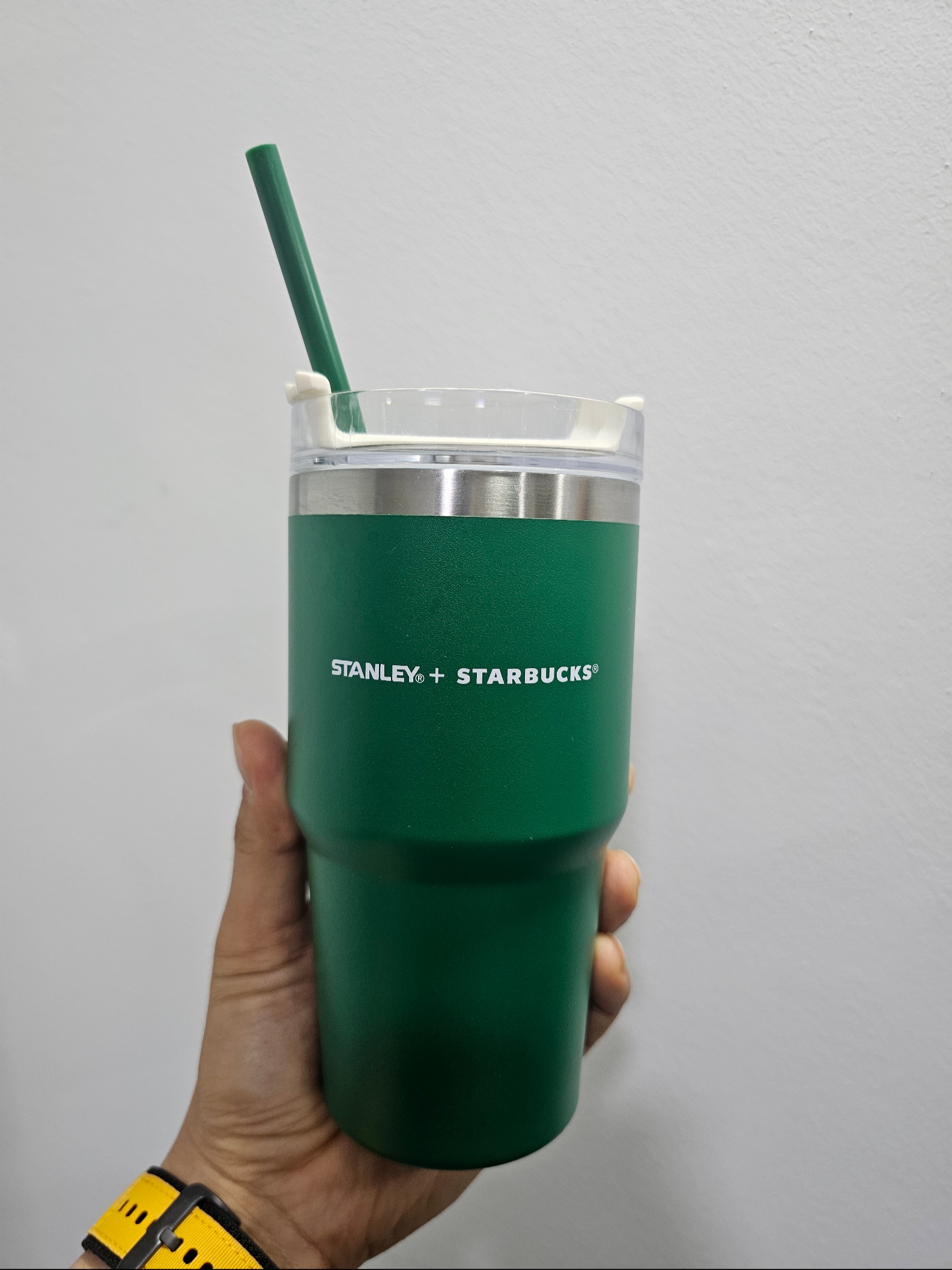 Stanley x Starbucks Quencher Tumbler Green 591ml 착용 스타일