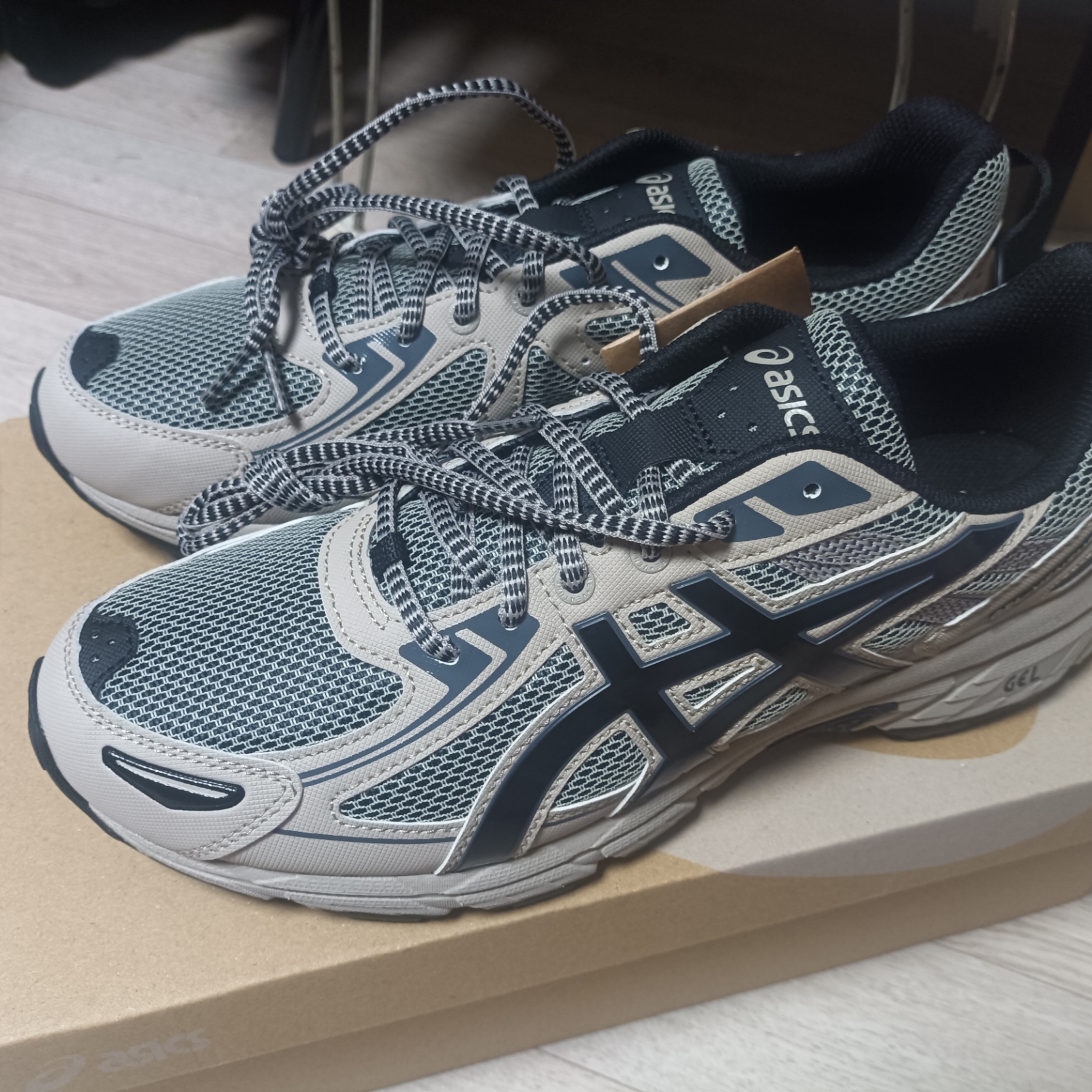 Asics Gel-Venture 6 Feather Grey Black 착용 스타일 - 3