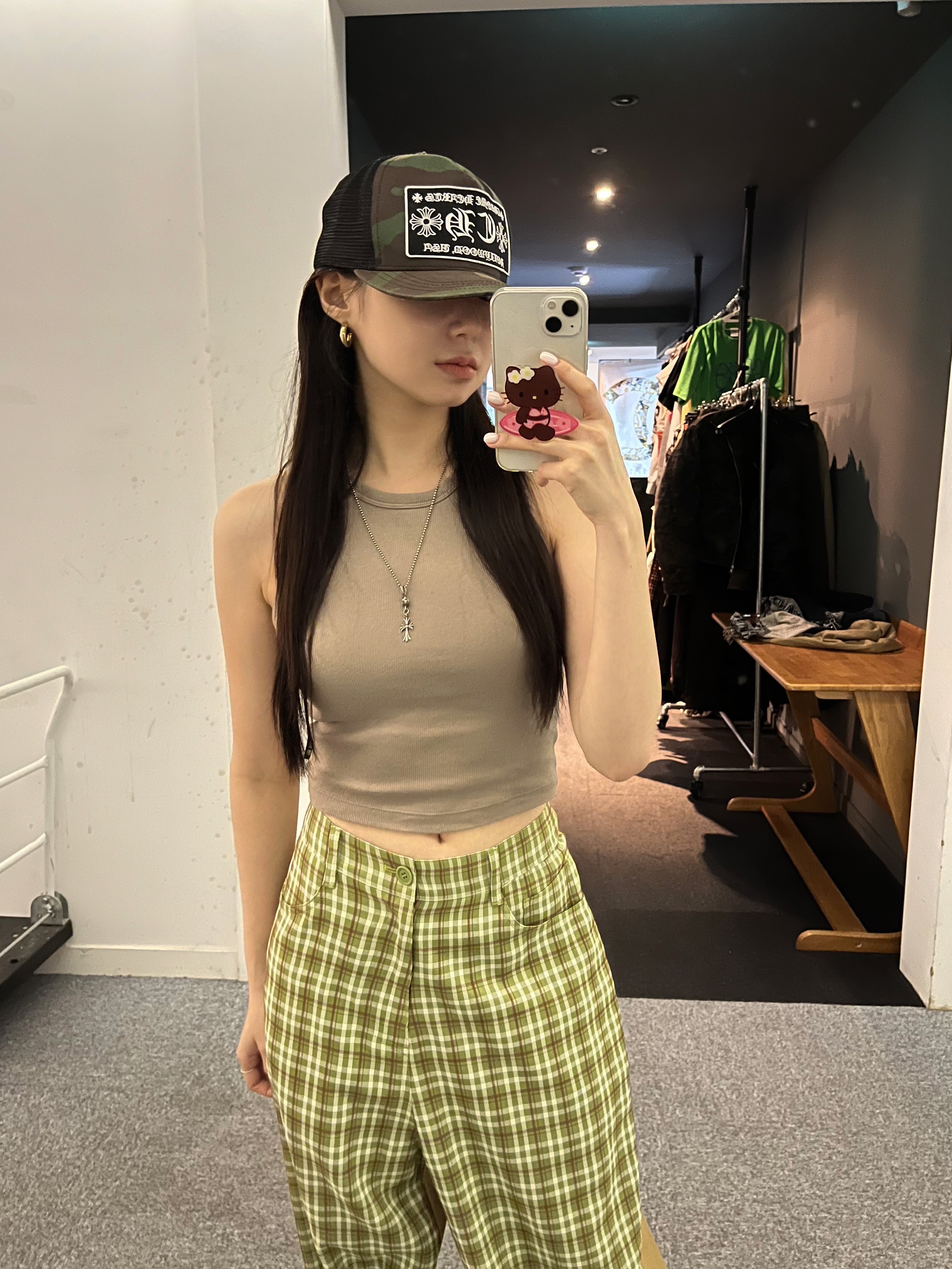 Chrome Hearts CH Hollywood Trucker Hat Camo, Hansroom Chrome Hearts One Ball Tiny Cross Charm 착용 스타일