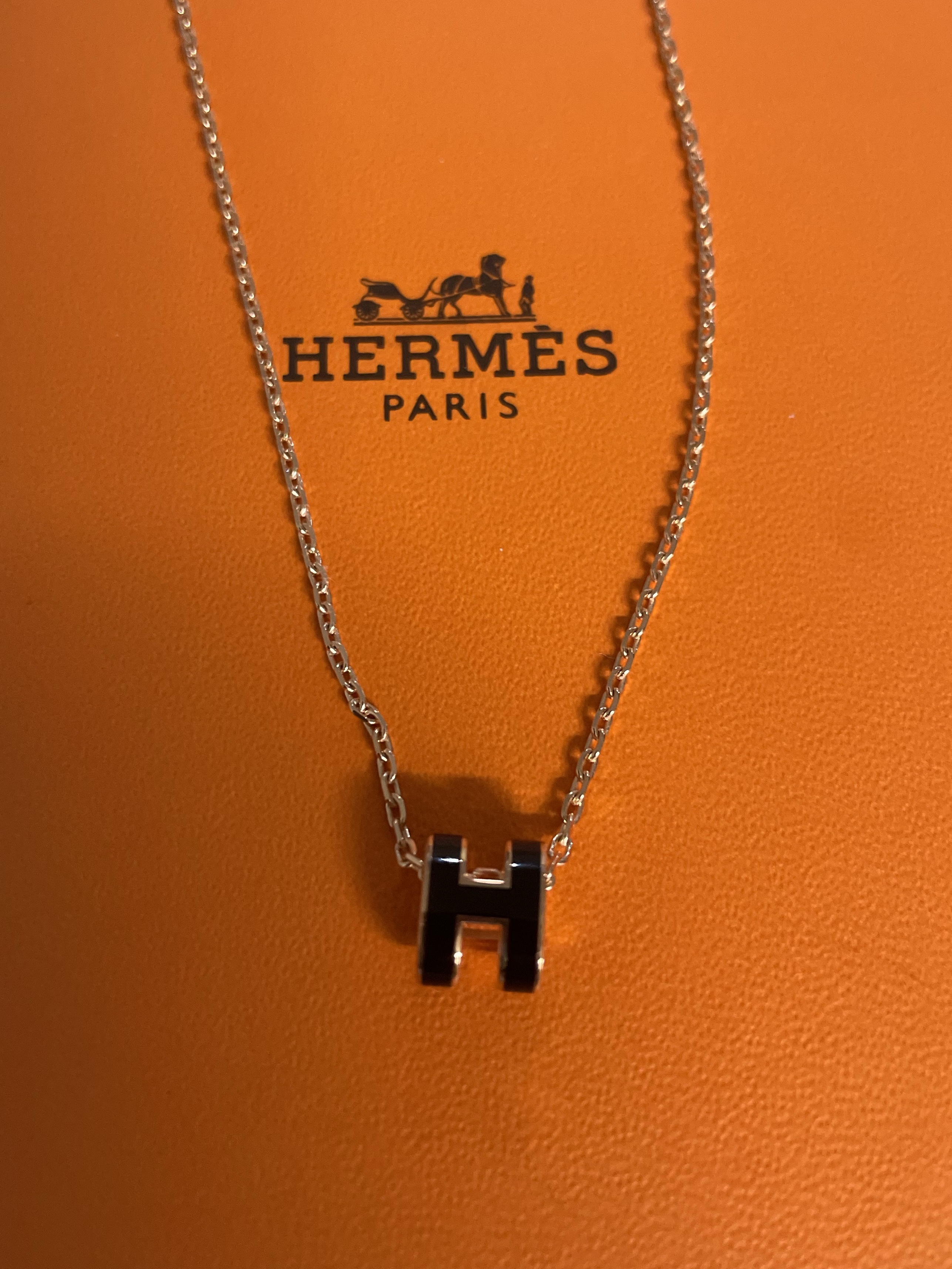 (W) Hermes Mini Pop H Pendant Rose Gold & Noir 착용 스타일