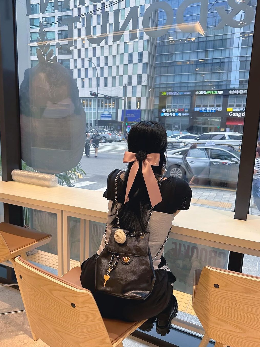 Anoetic Heart Corssage Backpack Black 착용 스타일