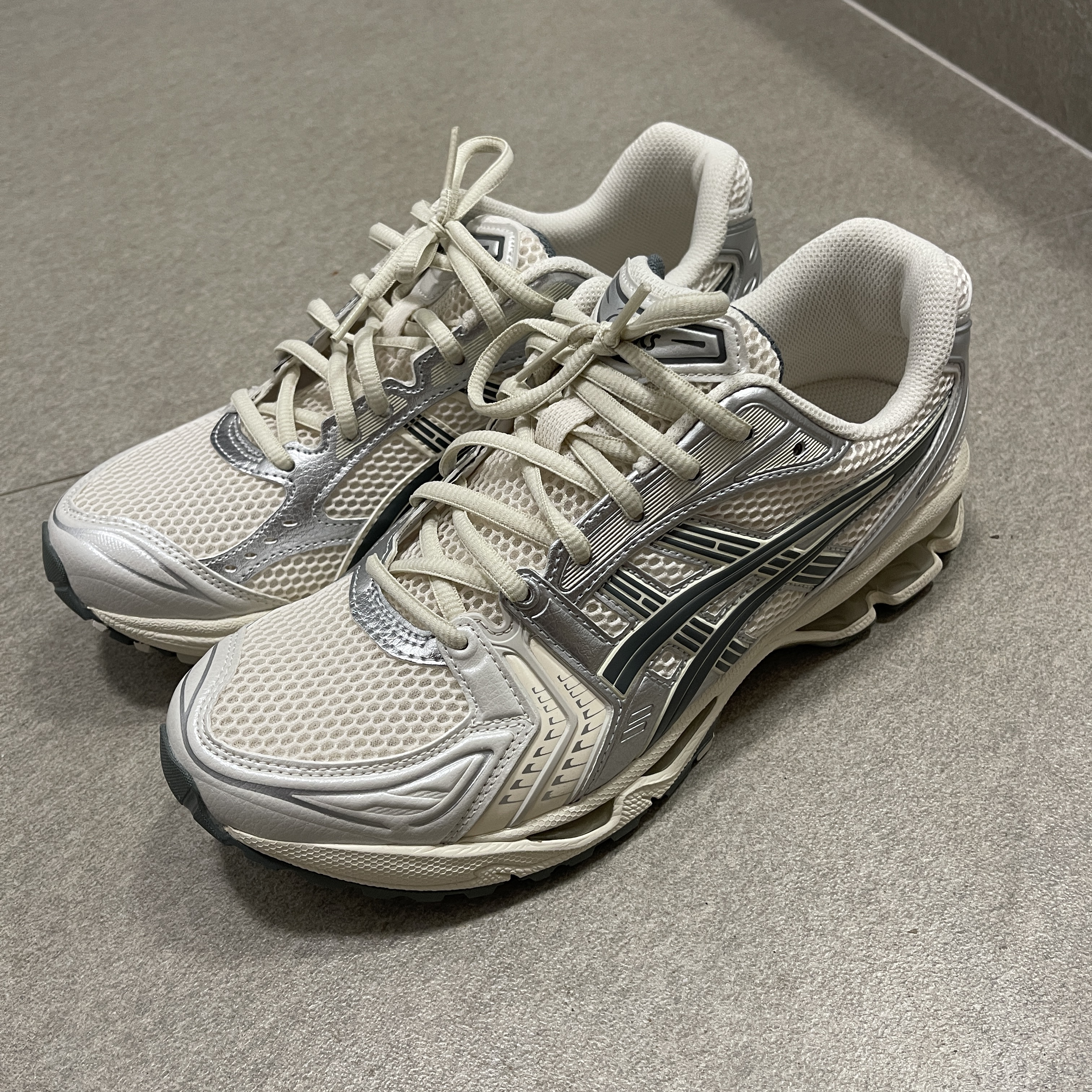 Asics Gel-Kayano 14 Birch Dark Pewter 착용 스타일