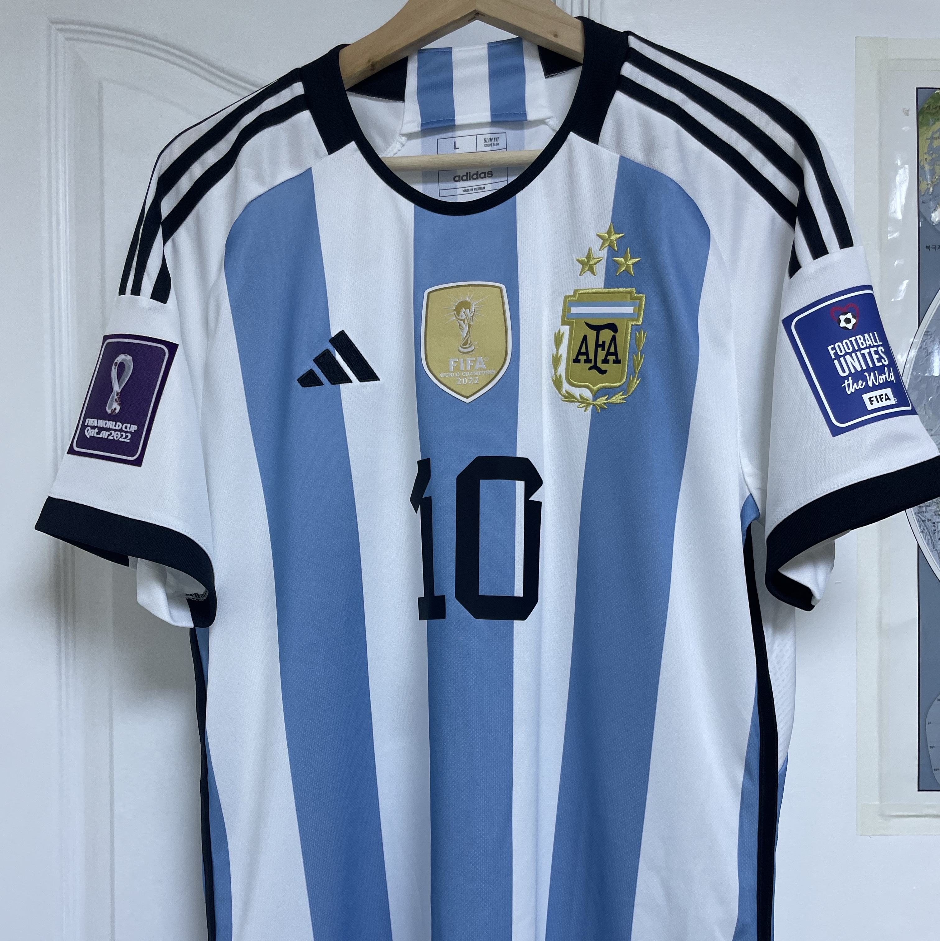 Adidas Argentina Home Jersey 2022 Winners 3-Star White Light Blue - US Sizing (Non Marking Ver.) 착용 스타일 - 3