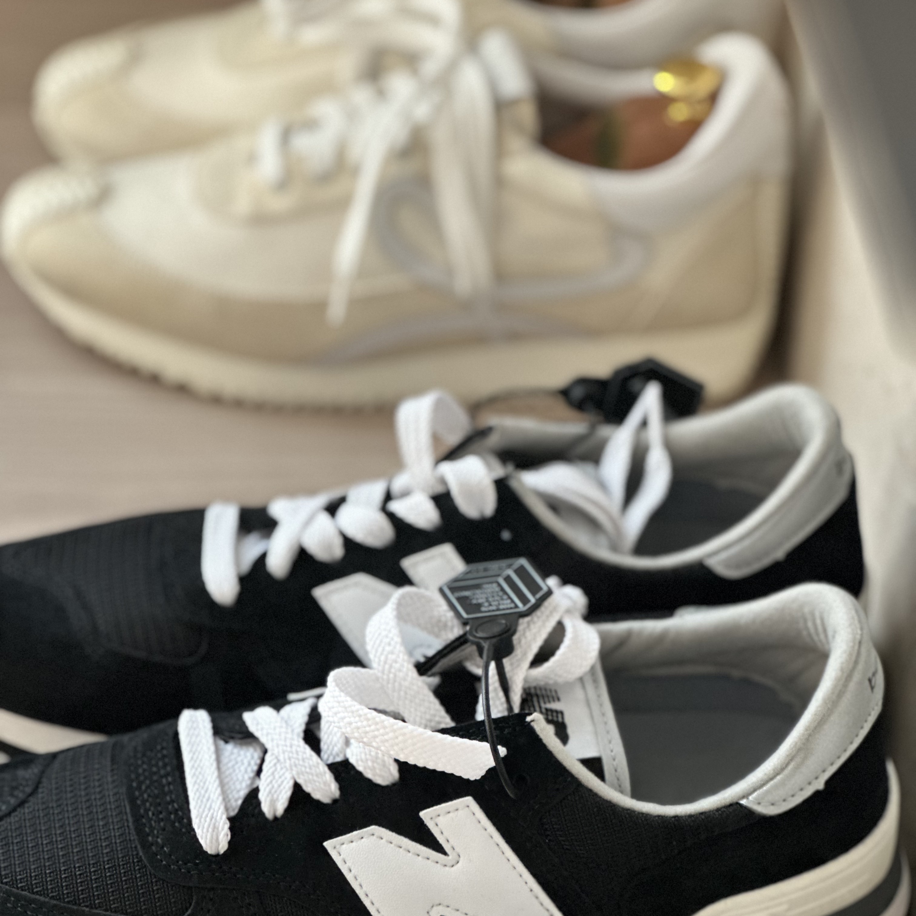New Balance 990v1 Made in USA Black, Loewe Flow Runner in Nylon and Suede White 착용 스타일 - 1
