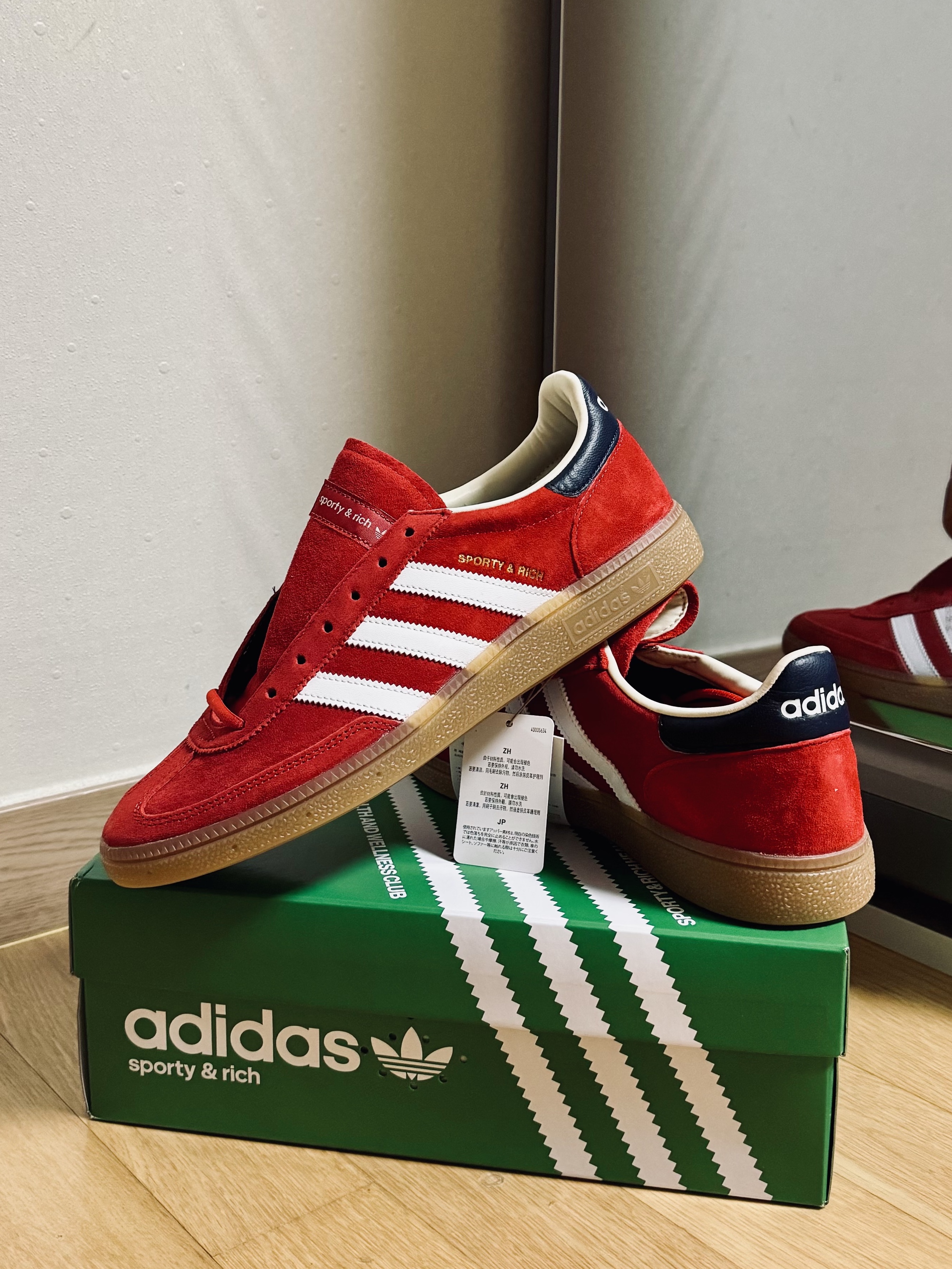 Adidas x Sporty & Rich Spezial Handball Collegiate Red Night Indigo 착용 스타일