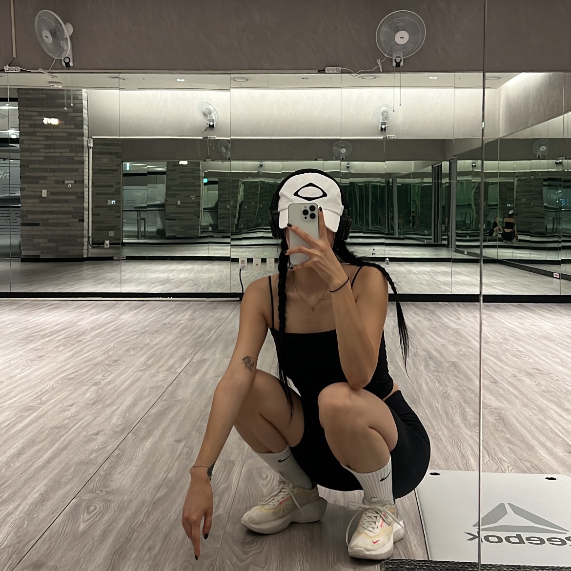 (W) Nike Vista Lite White, Mischief Rhombus Ball Cap White 착용 스타일 - 1
