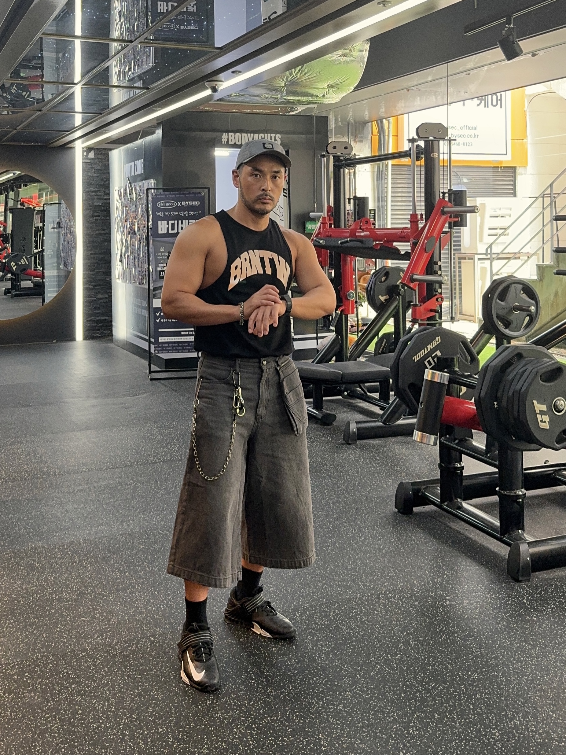BORN TO WIN BRNTW Reflect New Fit Sleeveless Black, Nike Savaleos Black White 착용 스타일 - 2