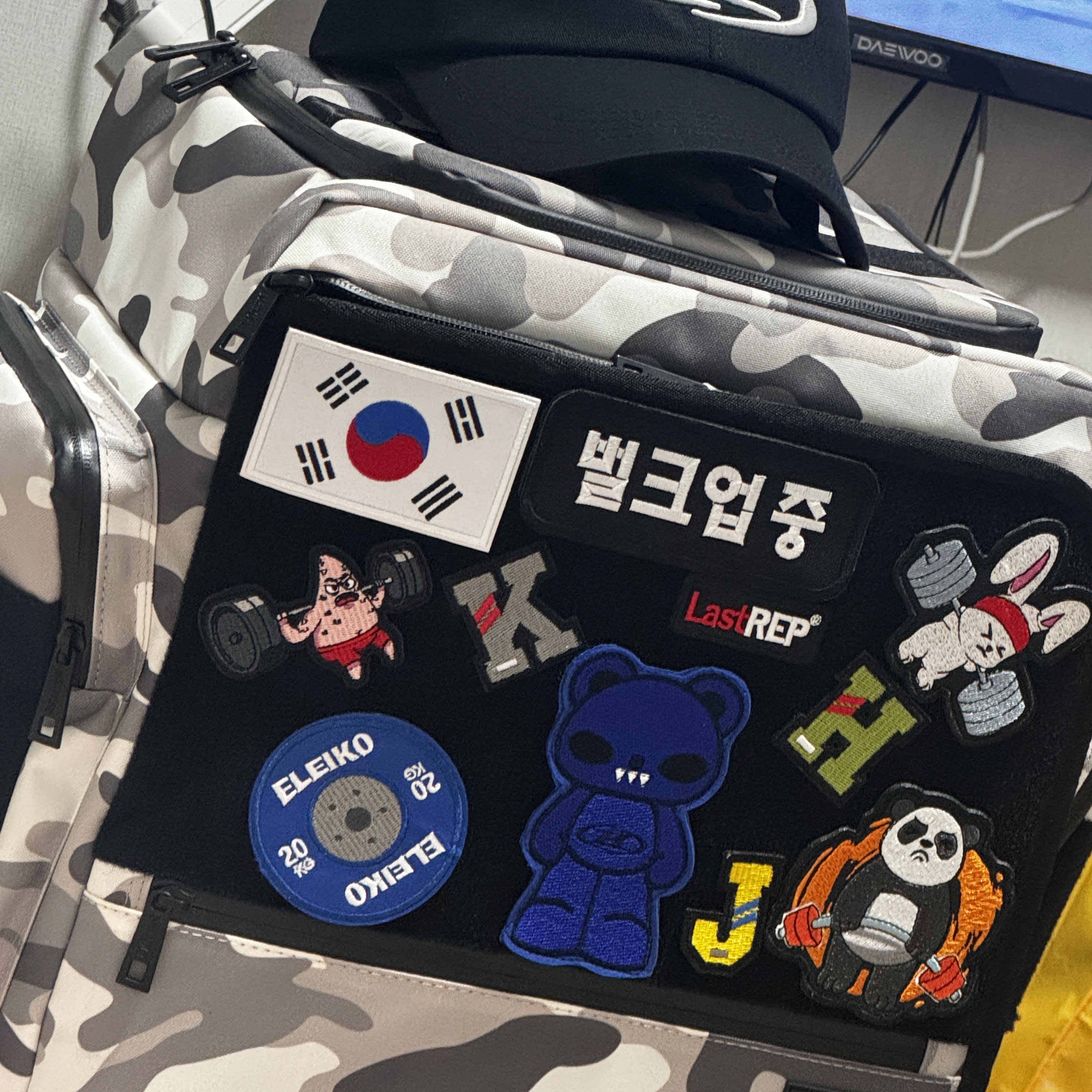 BORN TO WIN B1 Backpack Patch Ver Grey Camo, BORN TO WIN AKT Keyring Blue 착용 스타일 - 1