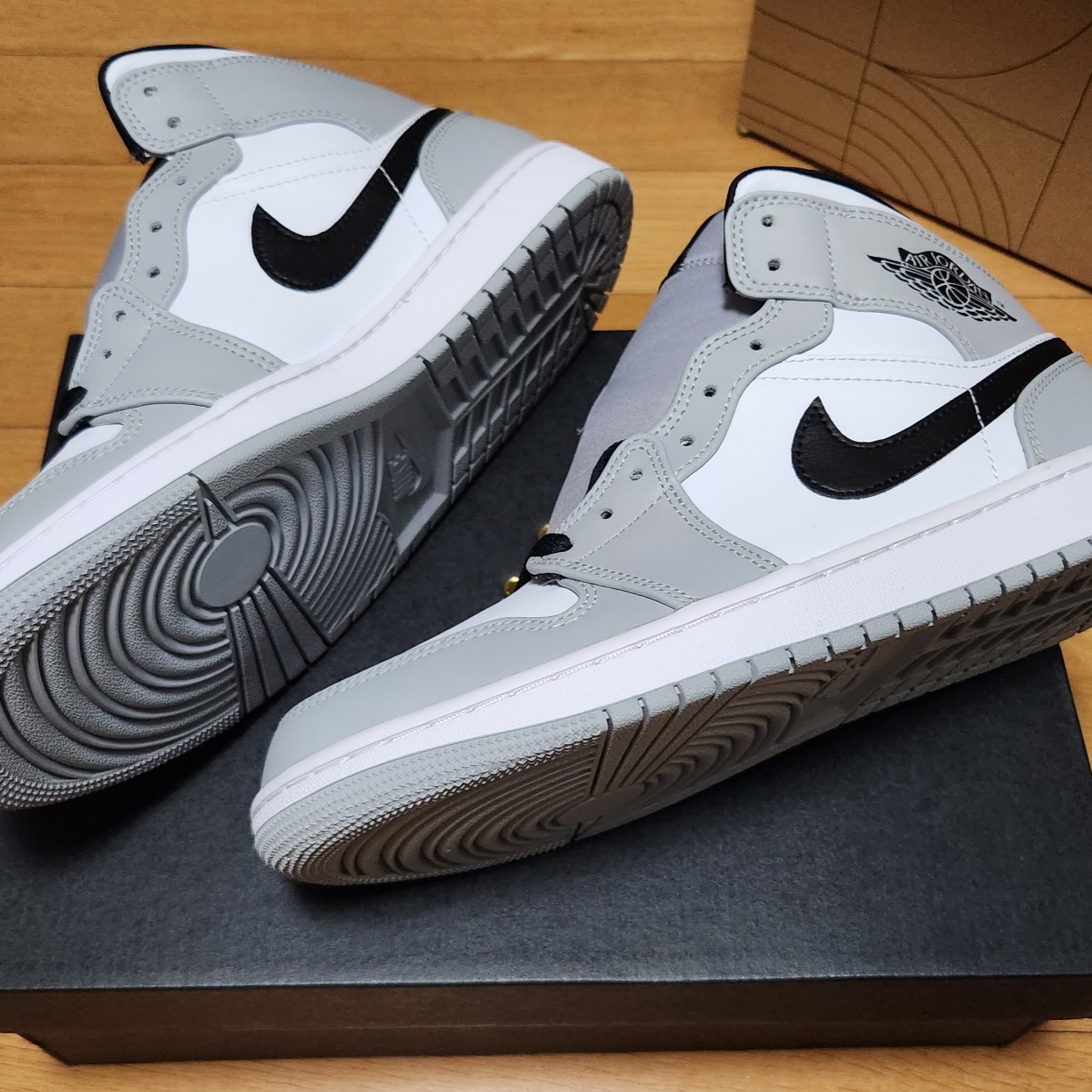 Jordan 1 Mid Light Smoke Grey 착용 스타일
