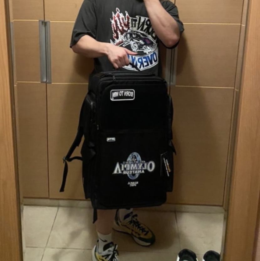 BORN TO WIN B1 Backpack Patch Ver Black 착용 스타일