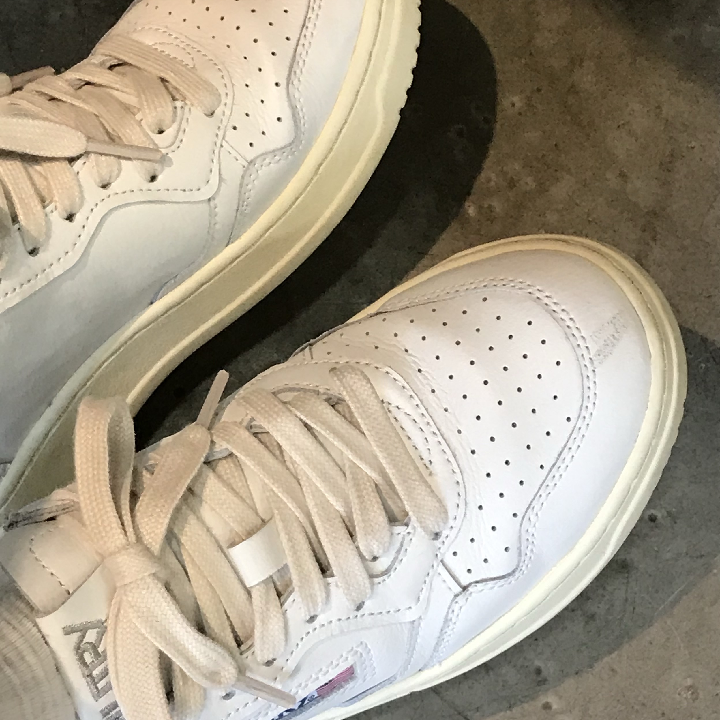 (W) Autry Medalist Low Leather Sneakers White 착용 스타일 - 2