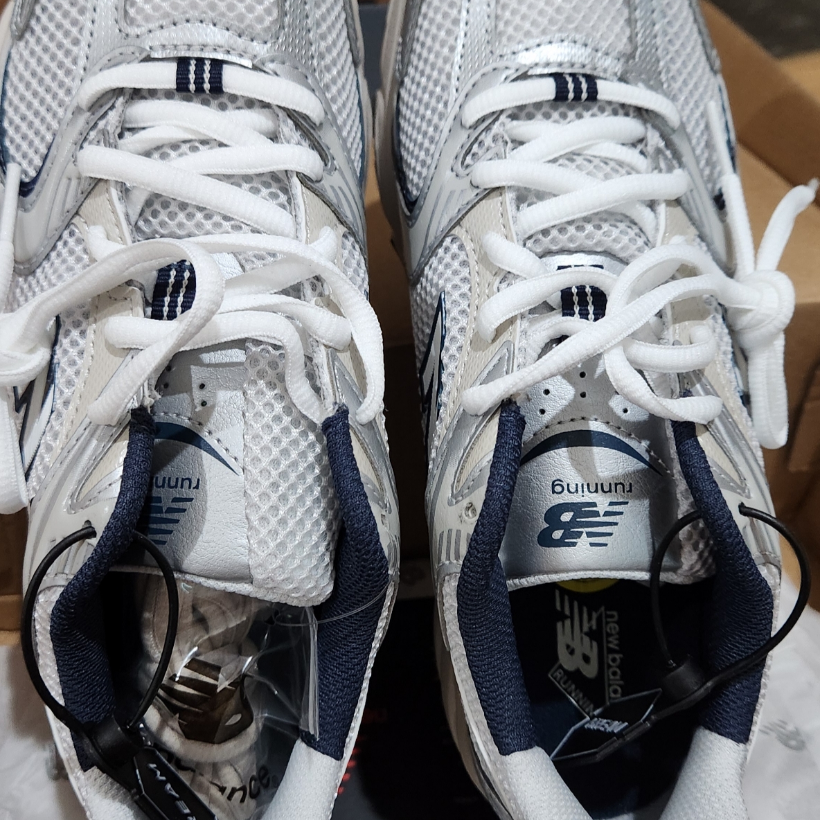 New Balance 530 Steel Grey 착용 스타일 - 3