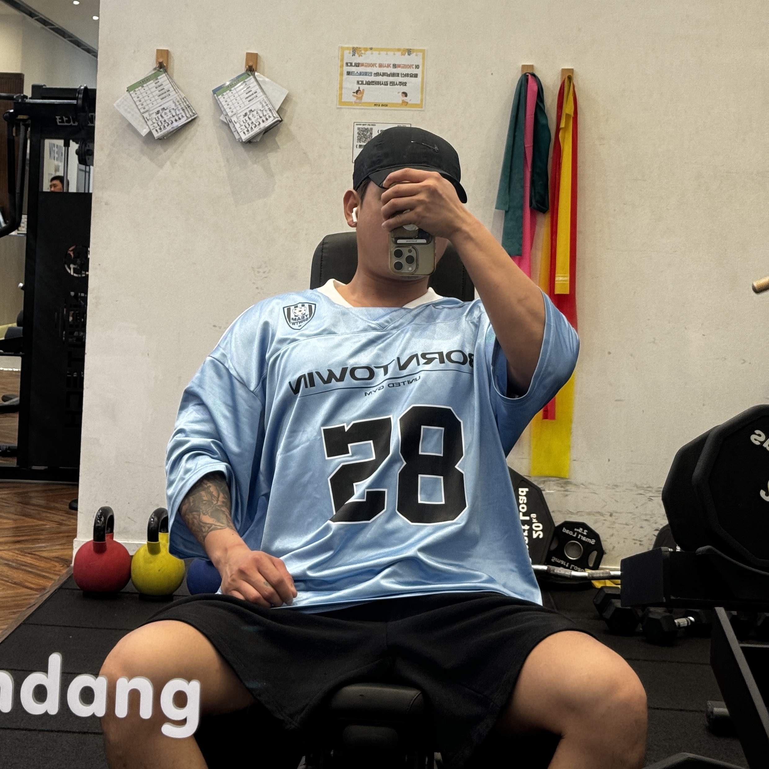 BORN TO WIN B Symbol Logo Ball Cap Black, BORN TO WIN Heritage Emblem Muscle Fit T-Shirts Black 착용 스타일 - 2