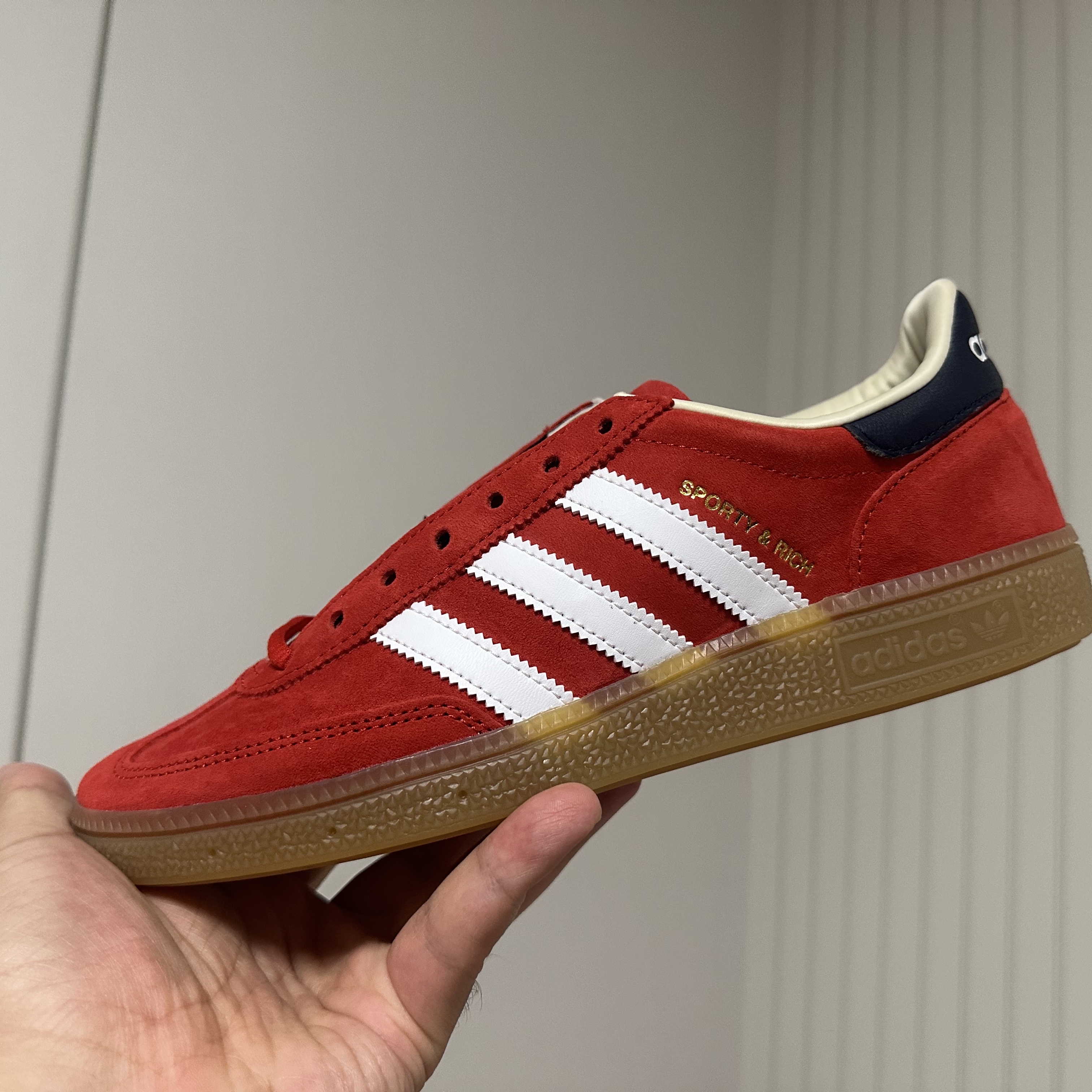 Adidas x Sporty & Rich Spezial Handball Collegiate Red Night Indigo 착용 스타일
